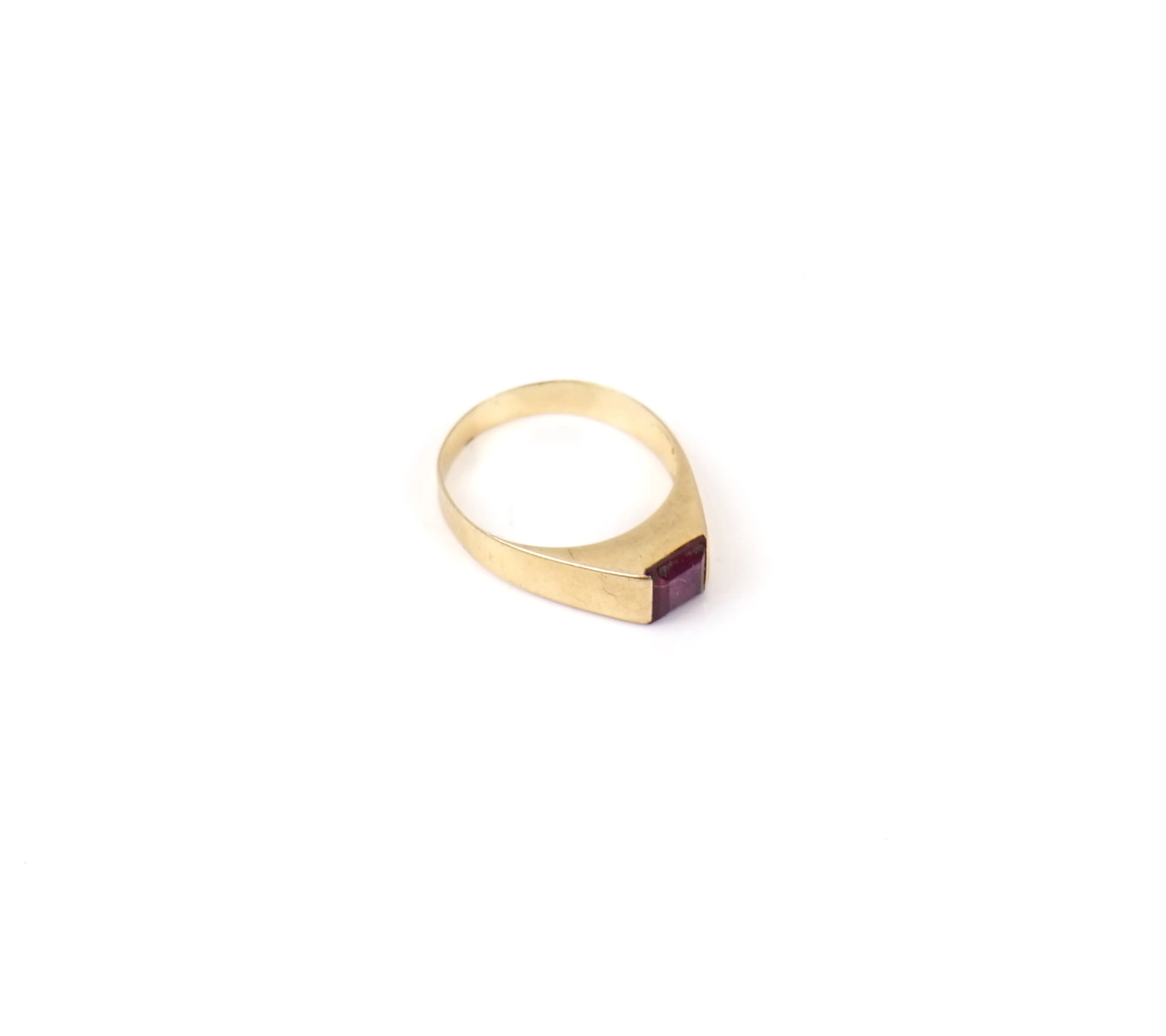 Anello, oro 18k, con pietra rossa.