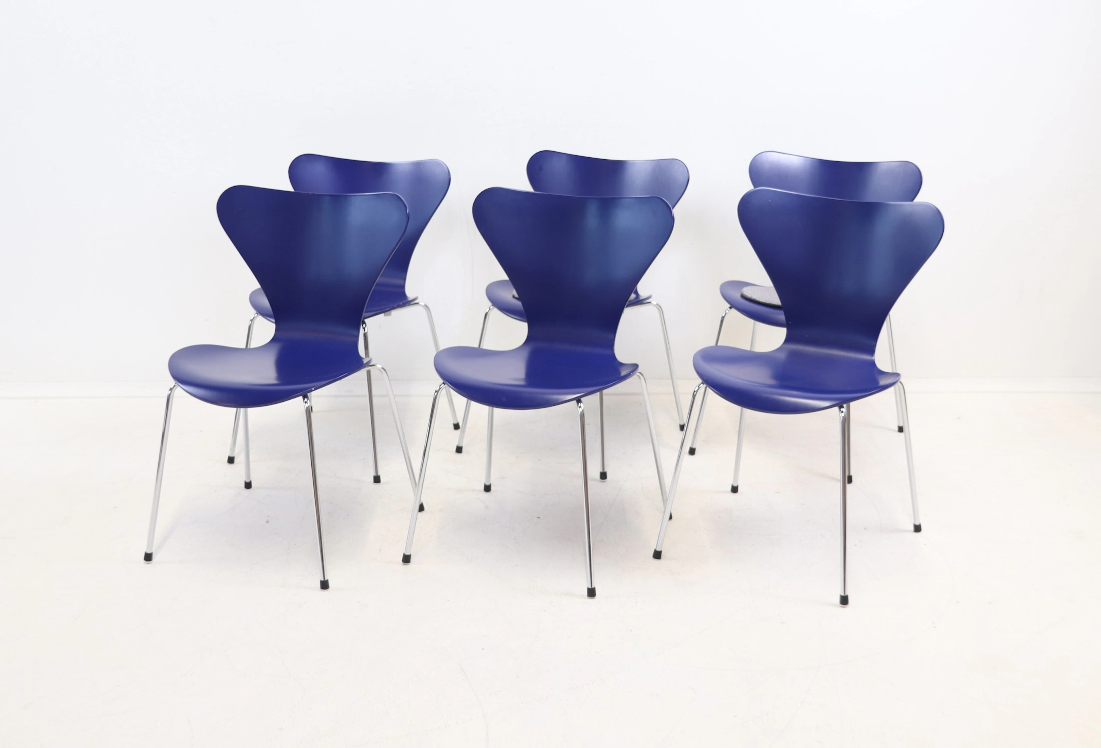Arne Jacobsen, 6 chairs, wood/chrome, "Sjuan", Fritz Hansen, Denmark.
