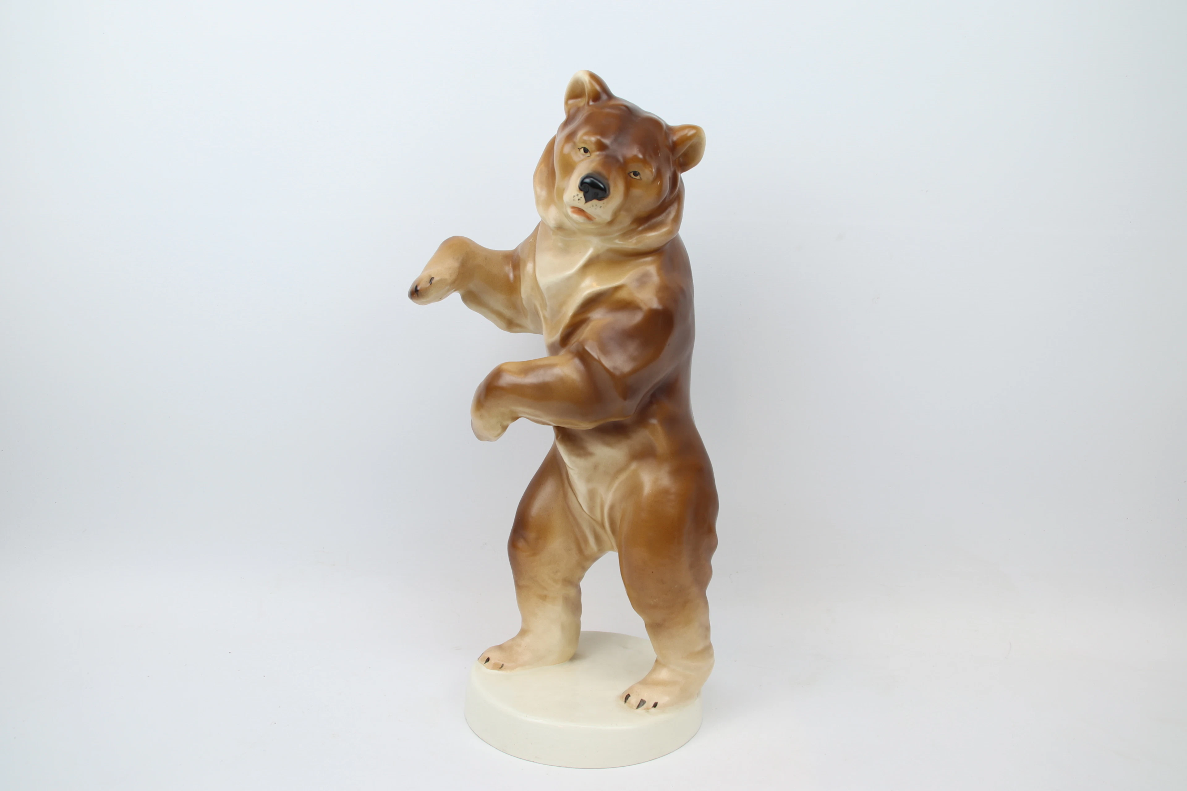 Die Figur, Bär. Porzellan, Royal Dux.