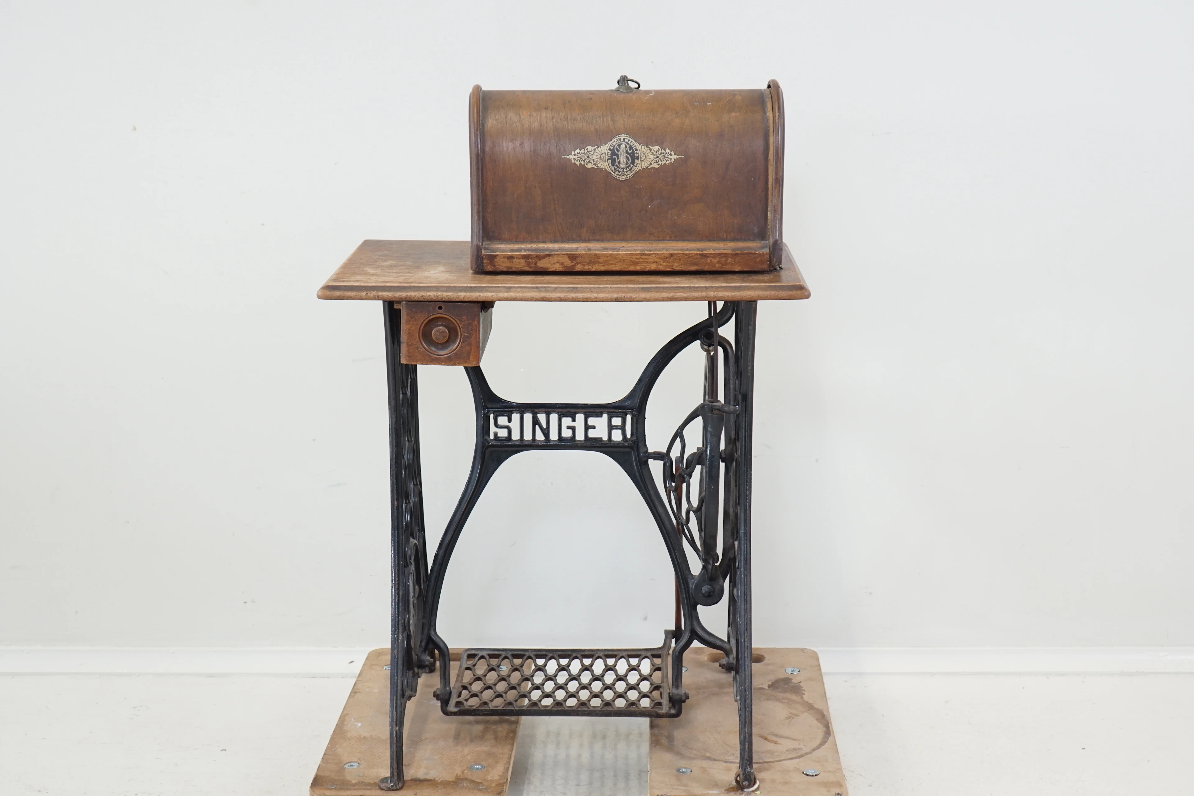 Machine à coudre avec châssis, Singer, années 1800/1900.