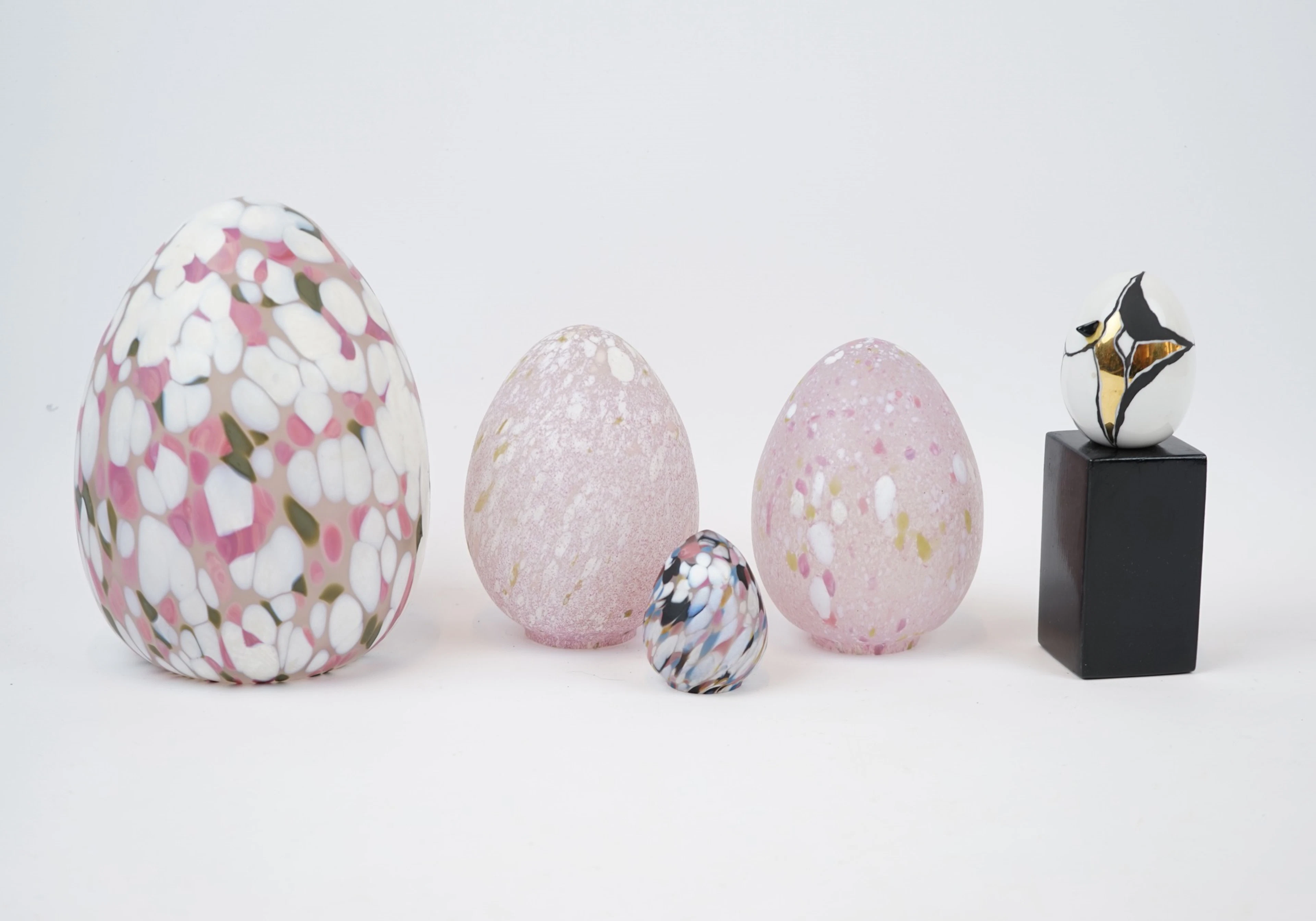 Skulpturen, Eier, 5 Stück, Glas/Porzellan, Monica Backström und Brita Malmquist.