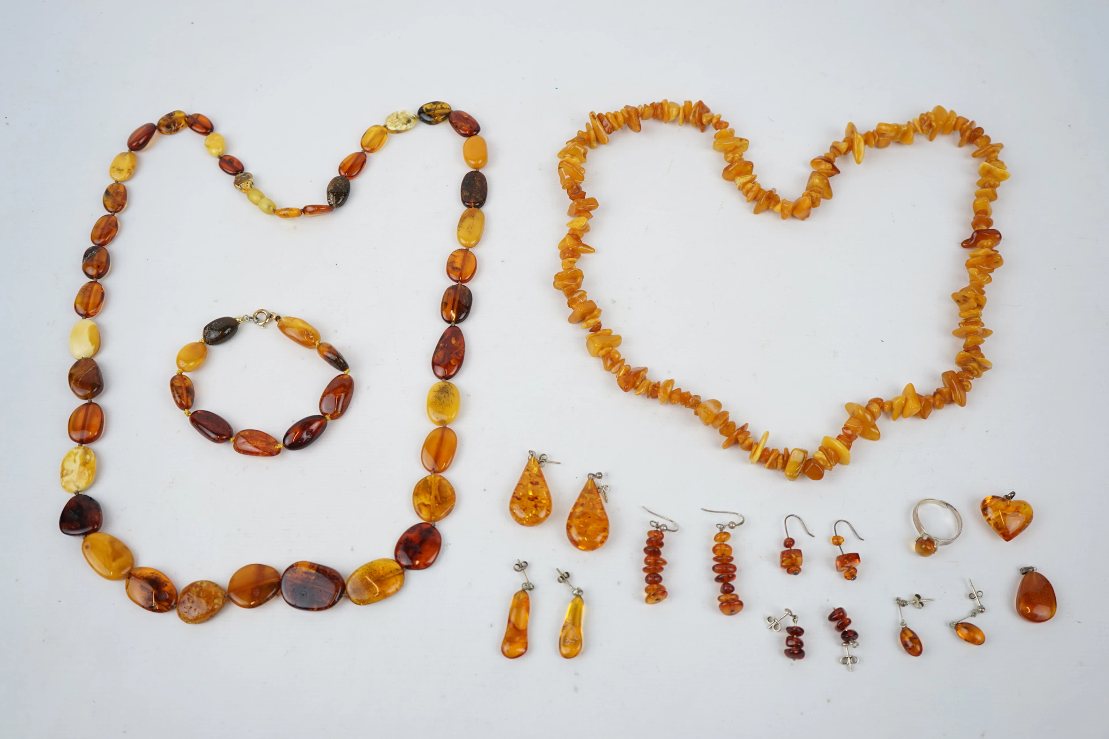 Collares, pendientes, etc., sobre todo ámbar.