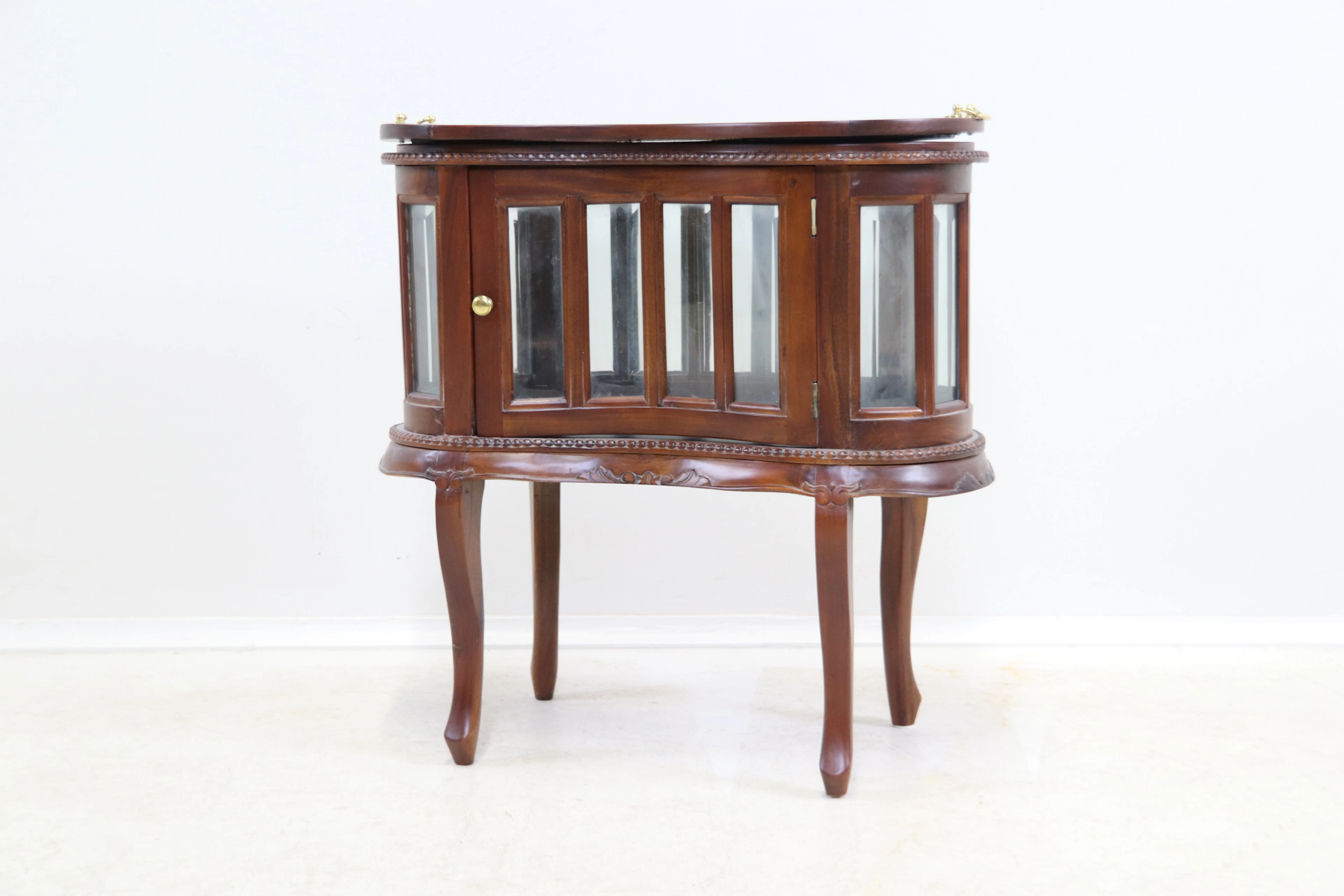 Mesa de bar con bandeja para servir, en forma de riñón, madera/vidrio/metal, década de 1900.