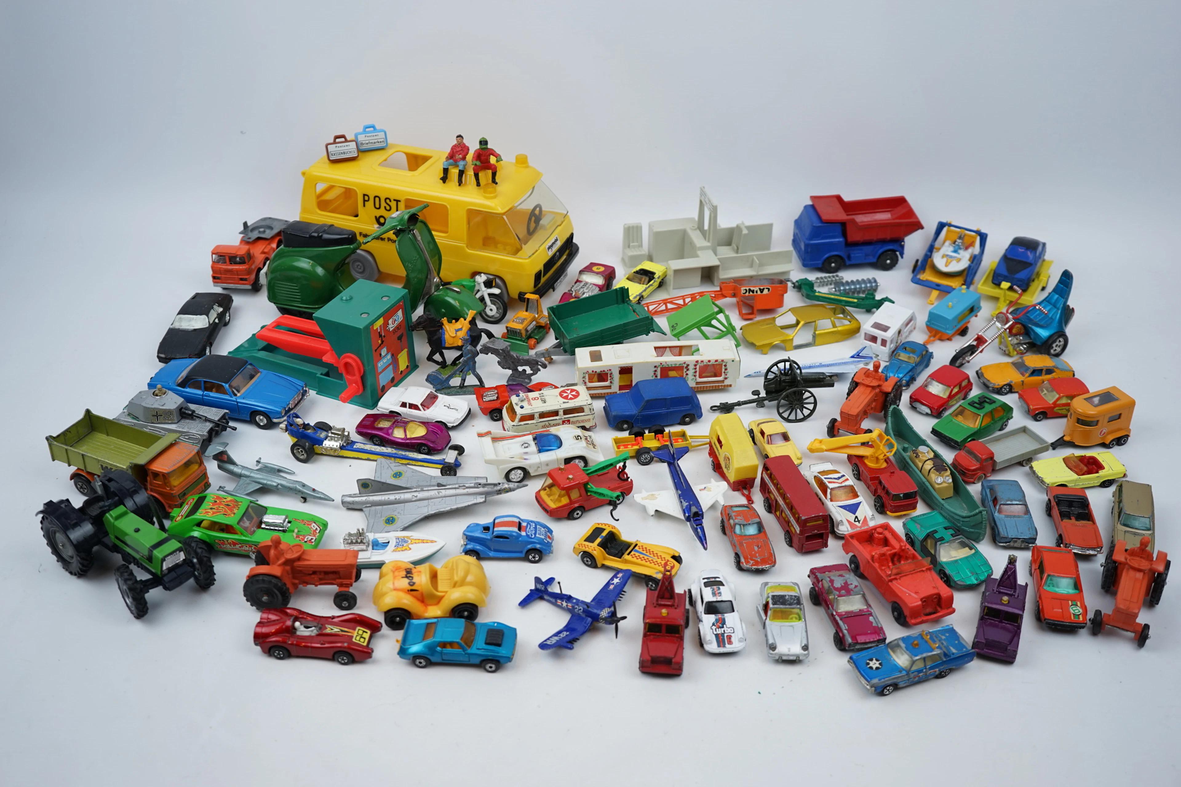 Des voitures-jouets, etc., beaucoup, en métal/plastique, y compris Matchbox et Corgi.
