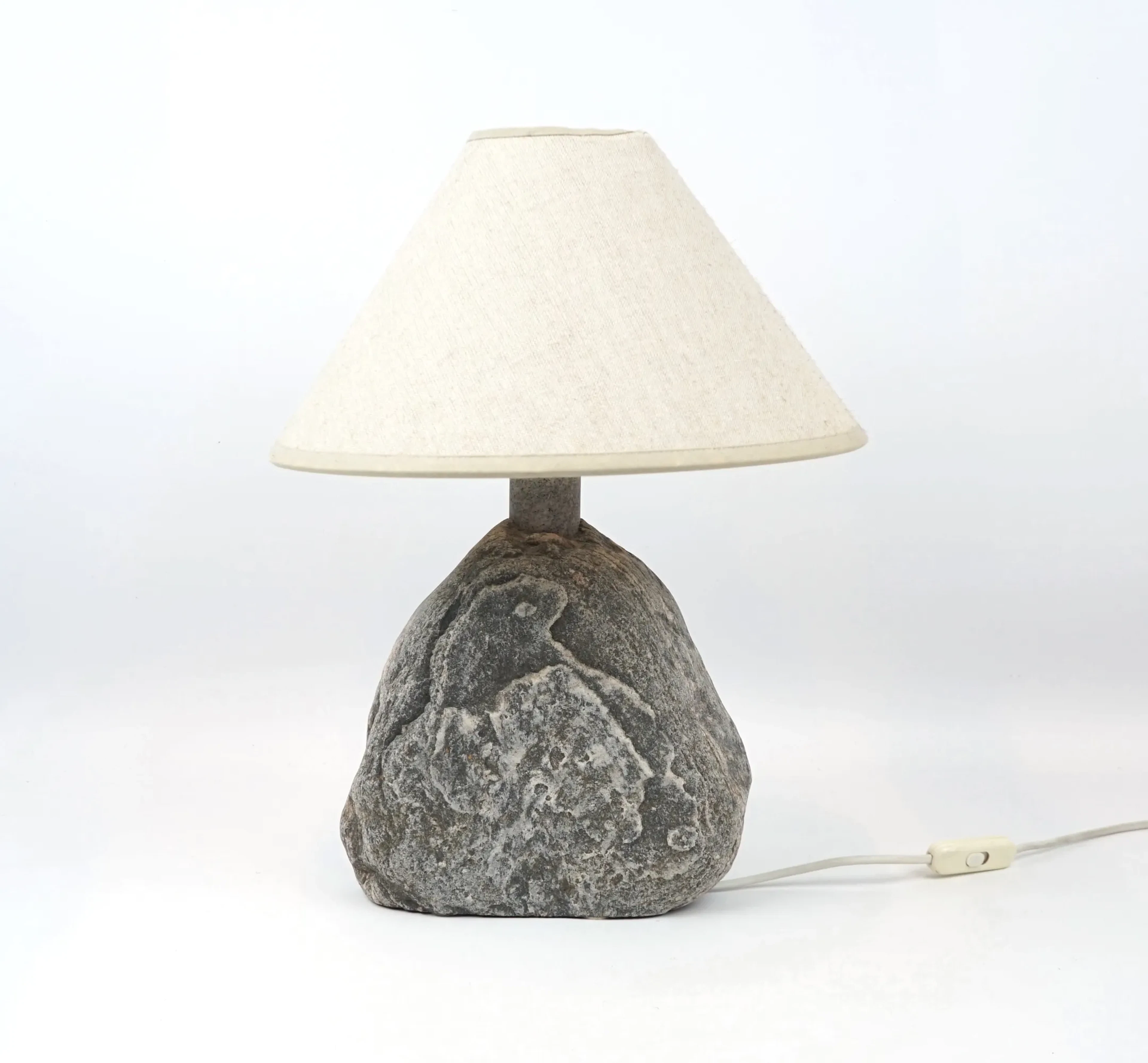 Bordslampa, sten, Svane Stone, Scandinavian Stone Light, Ateljé Lyktan