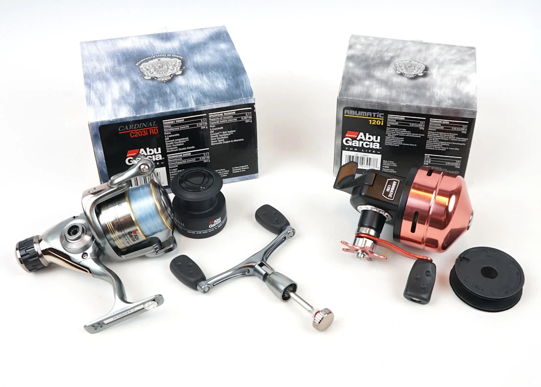 Mulinelli da pesca, 2 pezzi, Abu Gracia Cardinal 203i RD e Abumatic 120i.