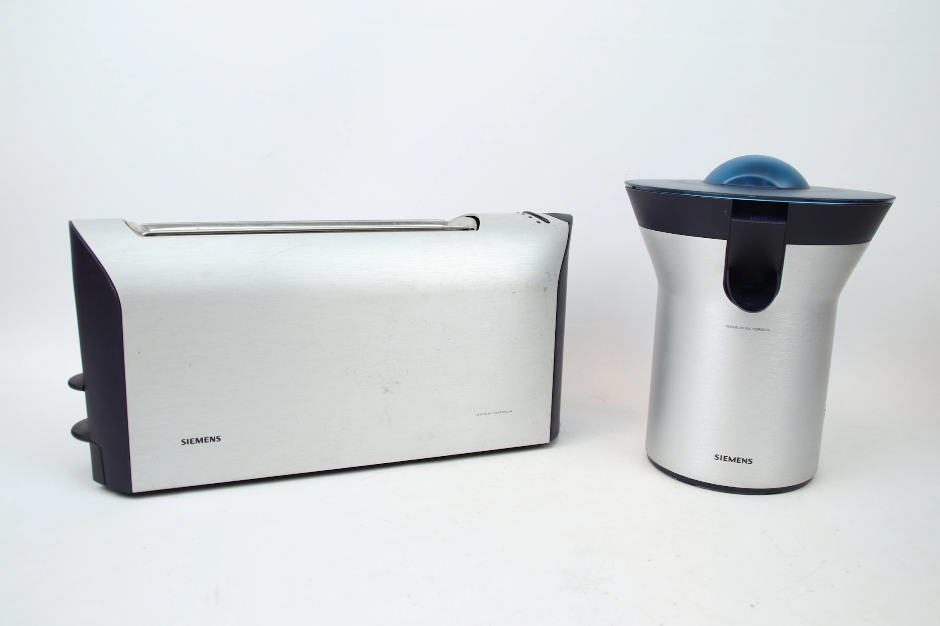 Toaster und Zitruspresser aus Metall entwerfen F.A. Porsche für Siemens.