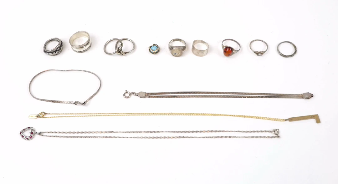 Jewelry, silver, a lot.