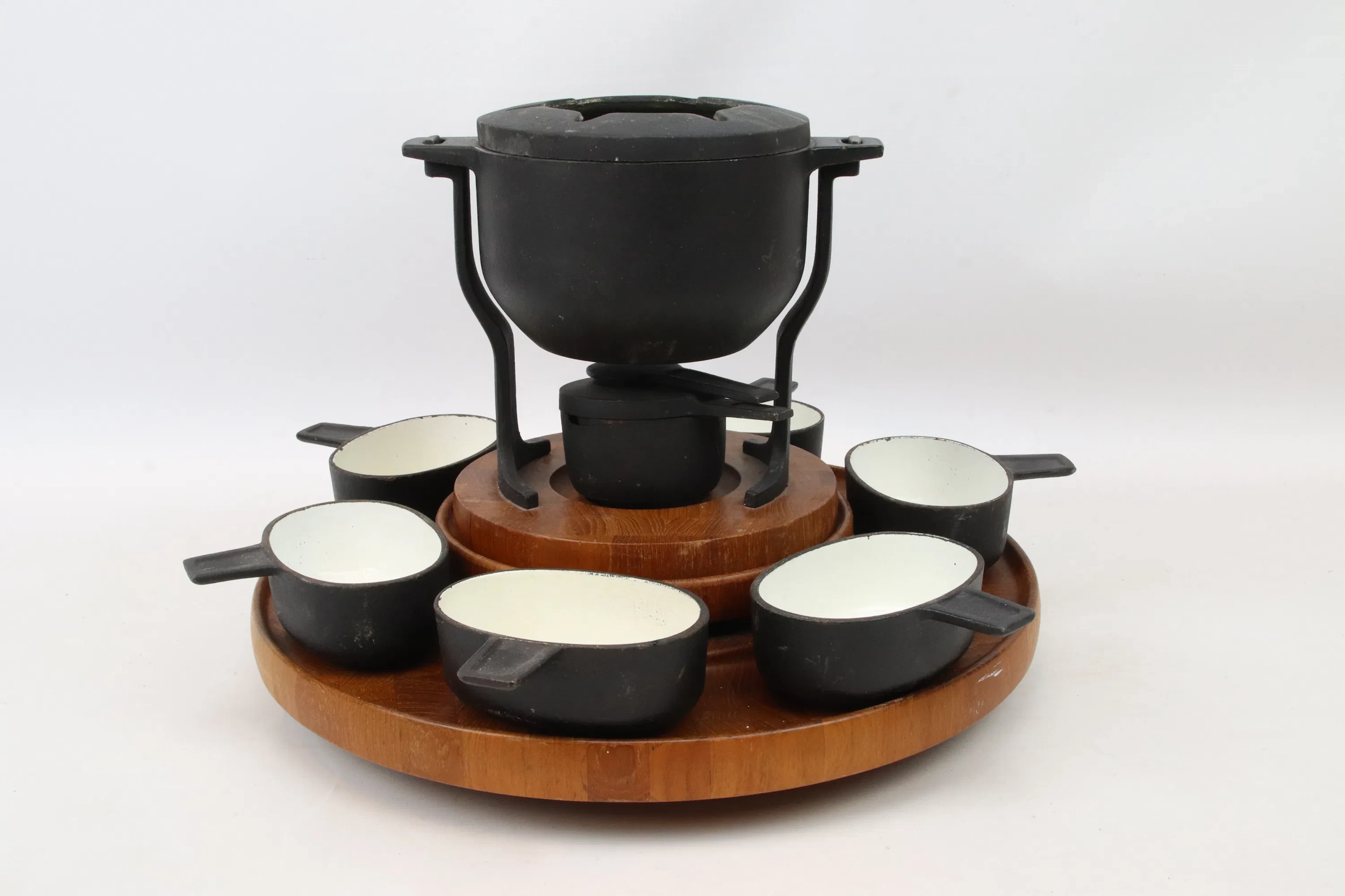 Fondue-Set, aus Holz/Gusseisen, für 6 Personen.