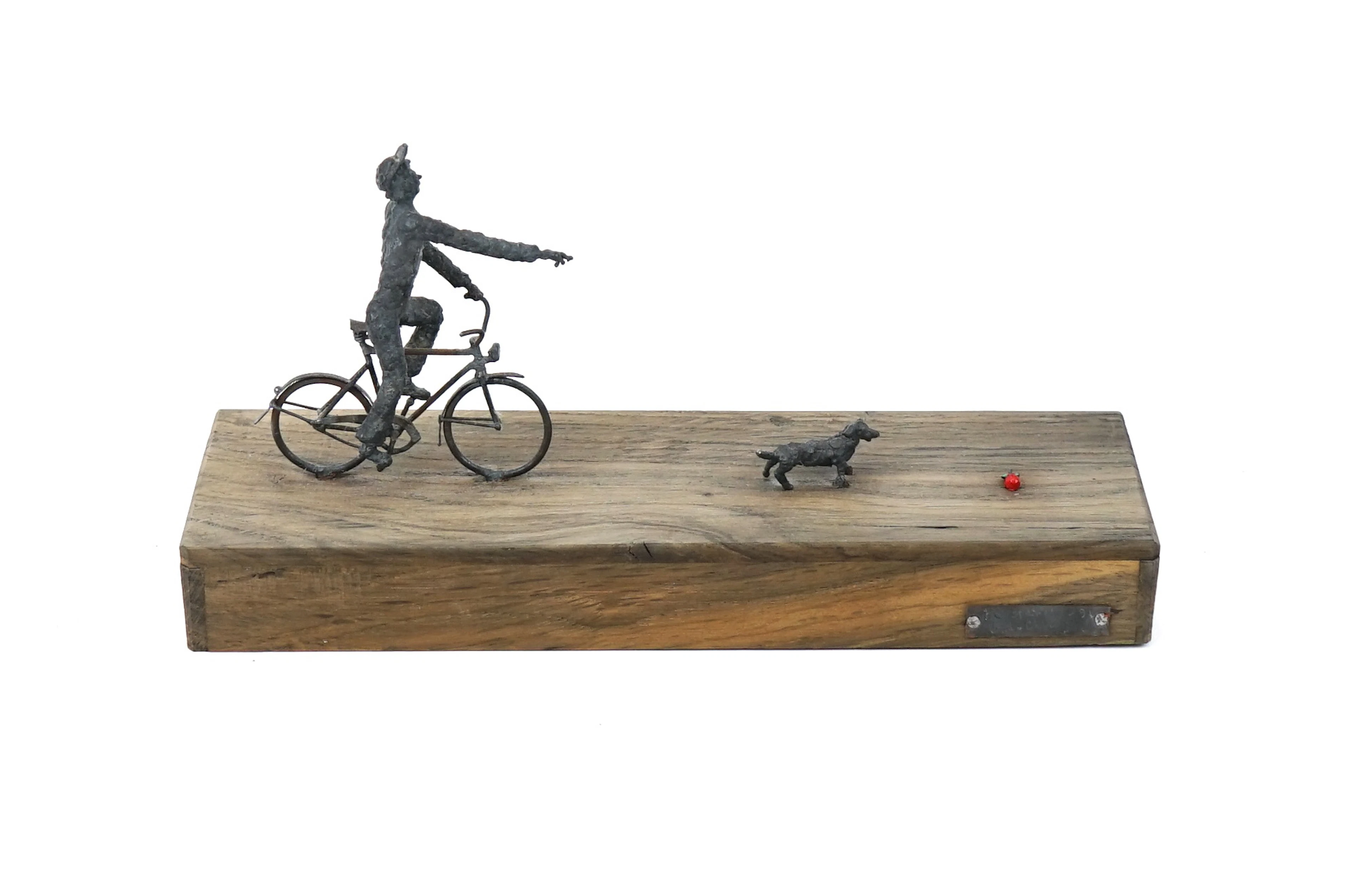 Sven-Åke Ekberg, ''On the Track'', escultura, metal sobre un zócalo de madera, firmado