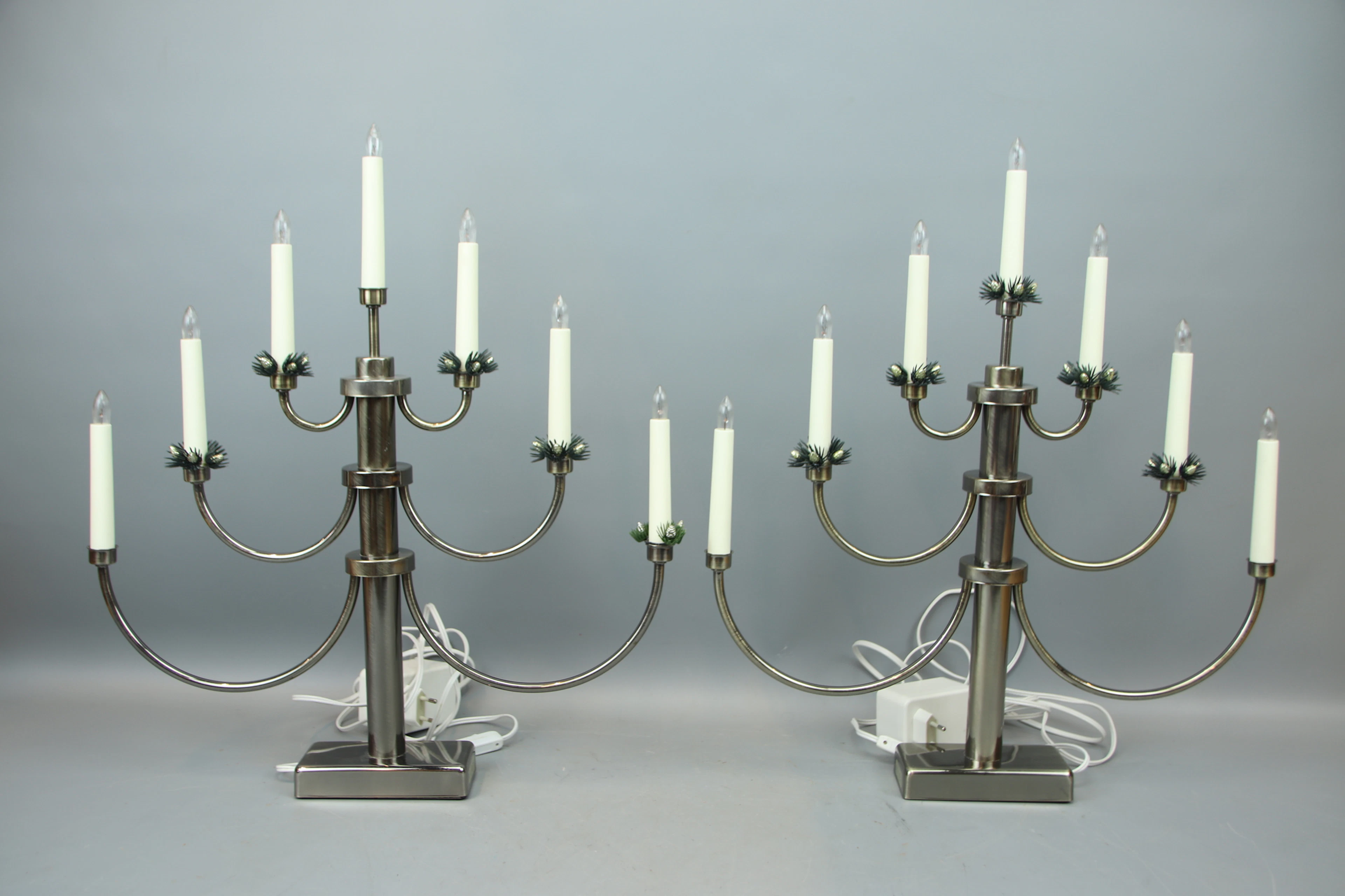 Des chandeliers de Noël, une paire, du laiton massif, de la forge artificielle.