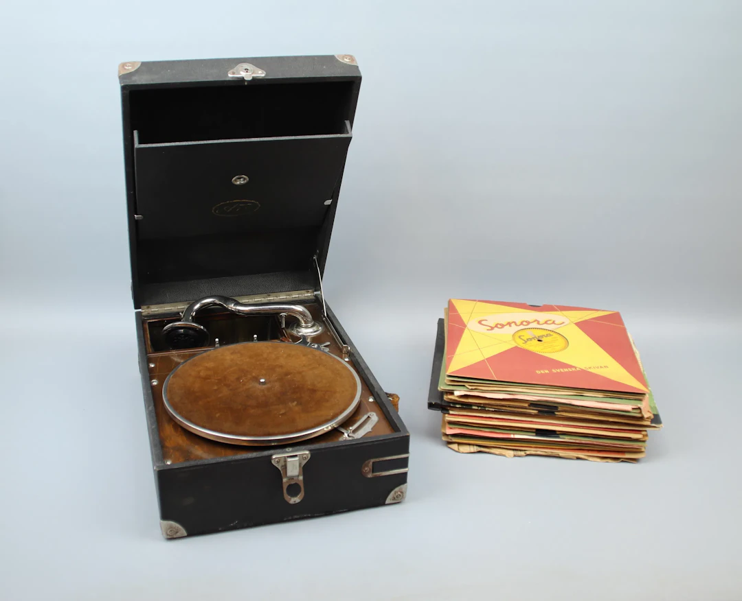 Gramófono de viaje, A77 y pasteles de piedra.