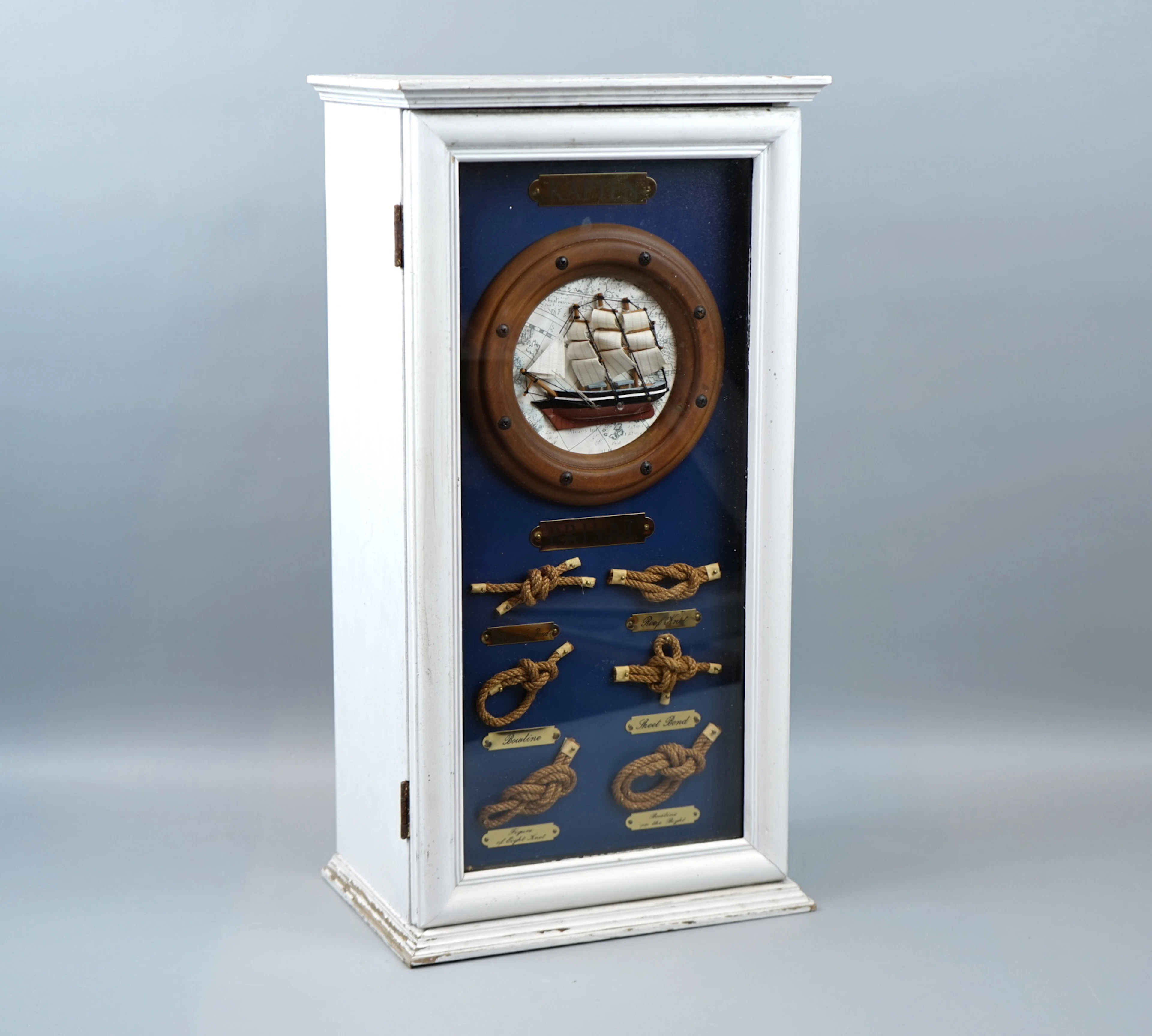 Armadio per liquori, in legno.