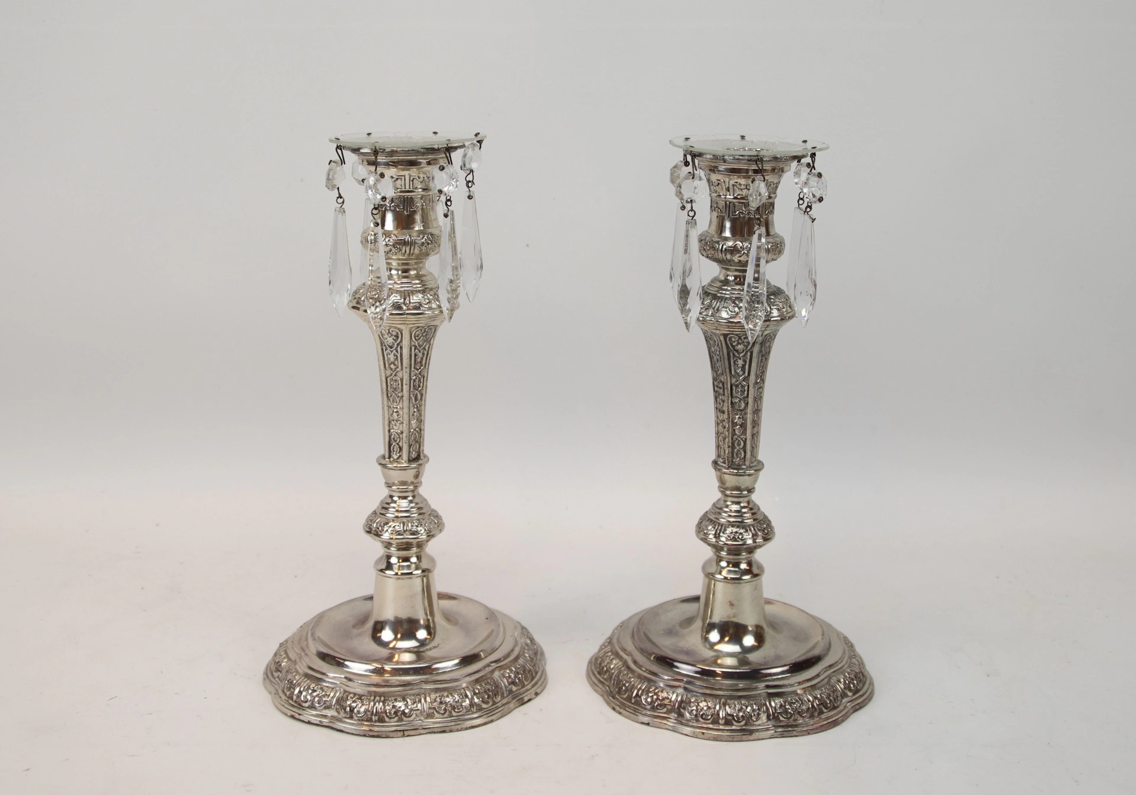 Candelabri un paio, argento al nichel, con polsini a candela, vetro.