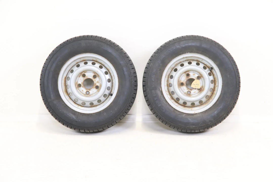 Gomme a borchi, un paio, per i rimorchi.