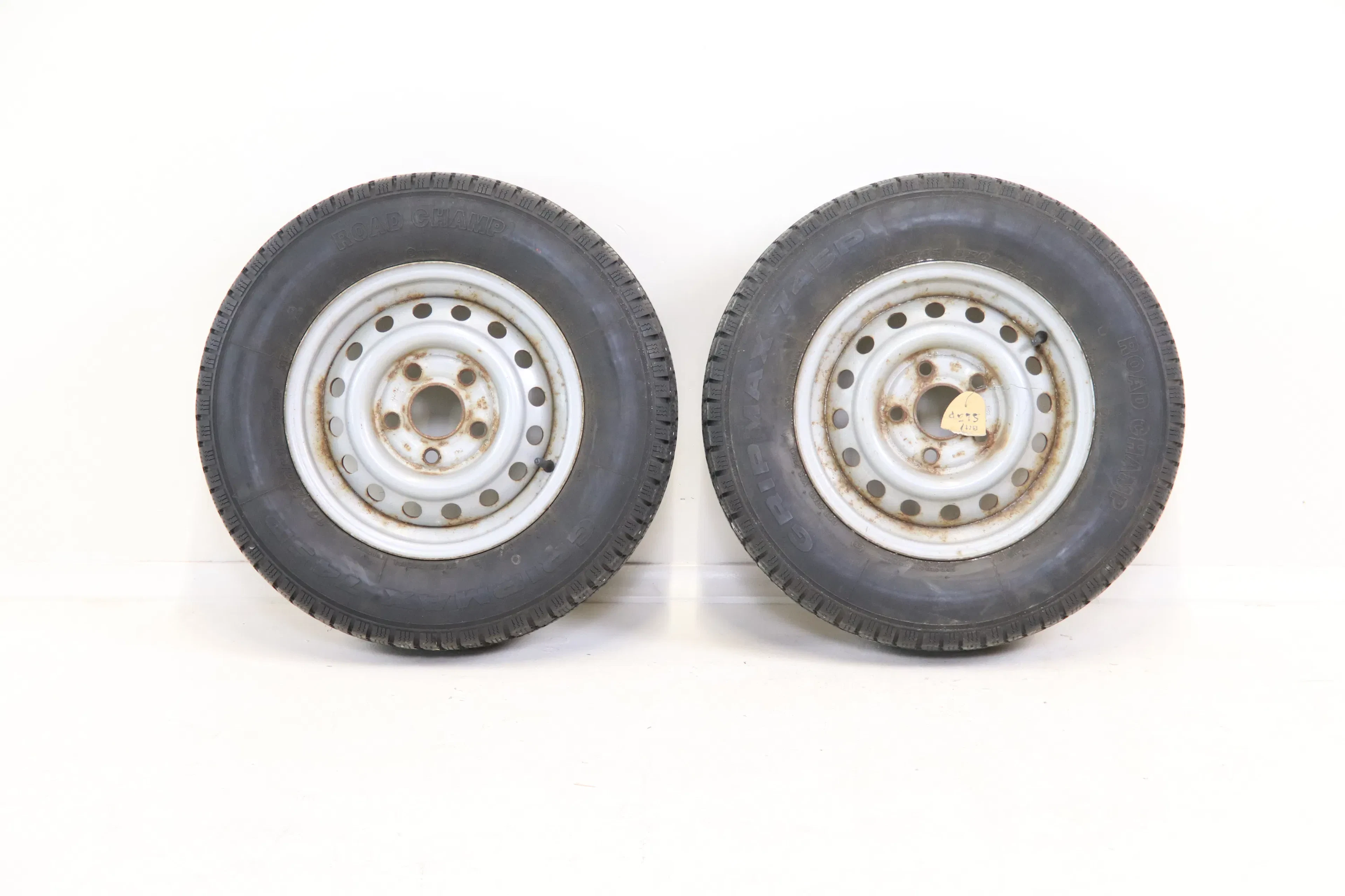 Gomme a borchi, un paio, per i rimorchi.