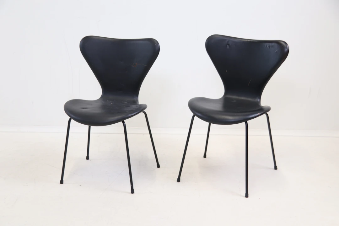 Arne Jacobsen, chairs, a pair of leather/metal, "Sjuan", Fritz Hansen.