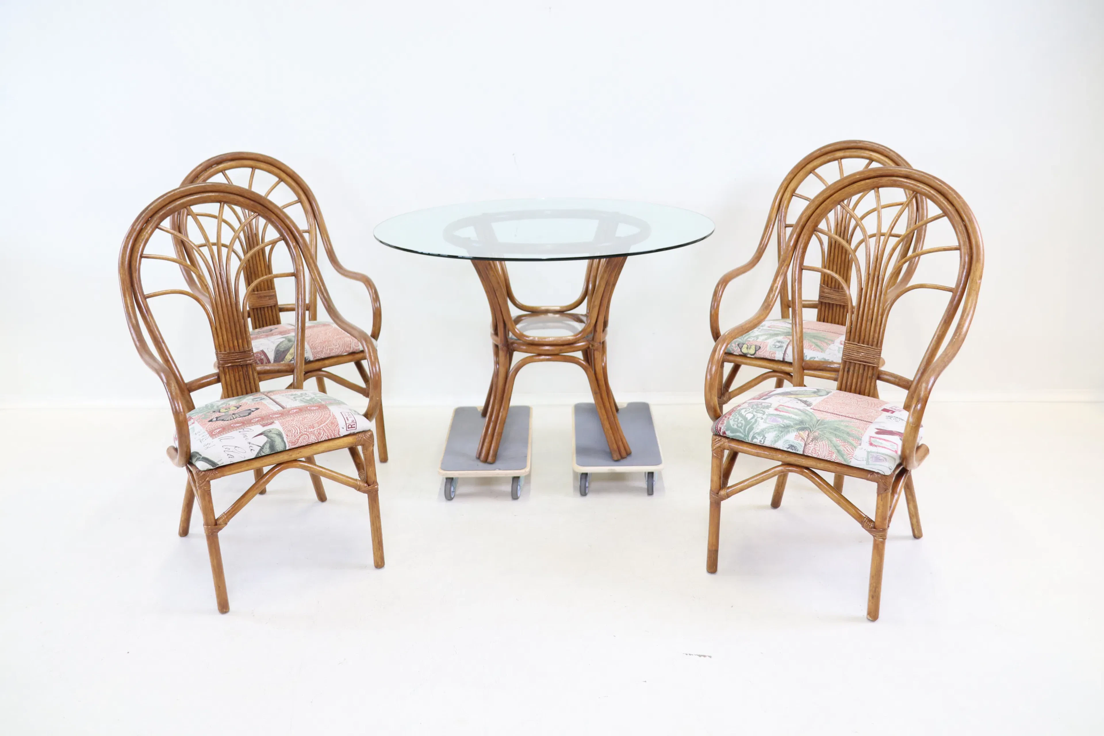 Tisch und 4 Stühle, Rattan/Glas/Textil.