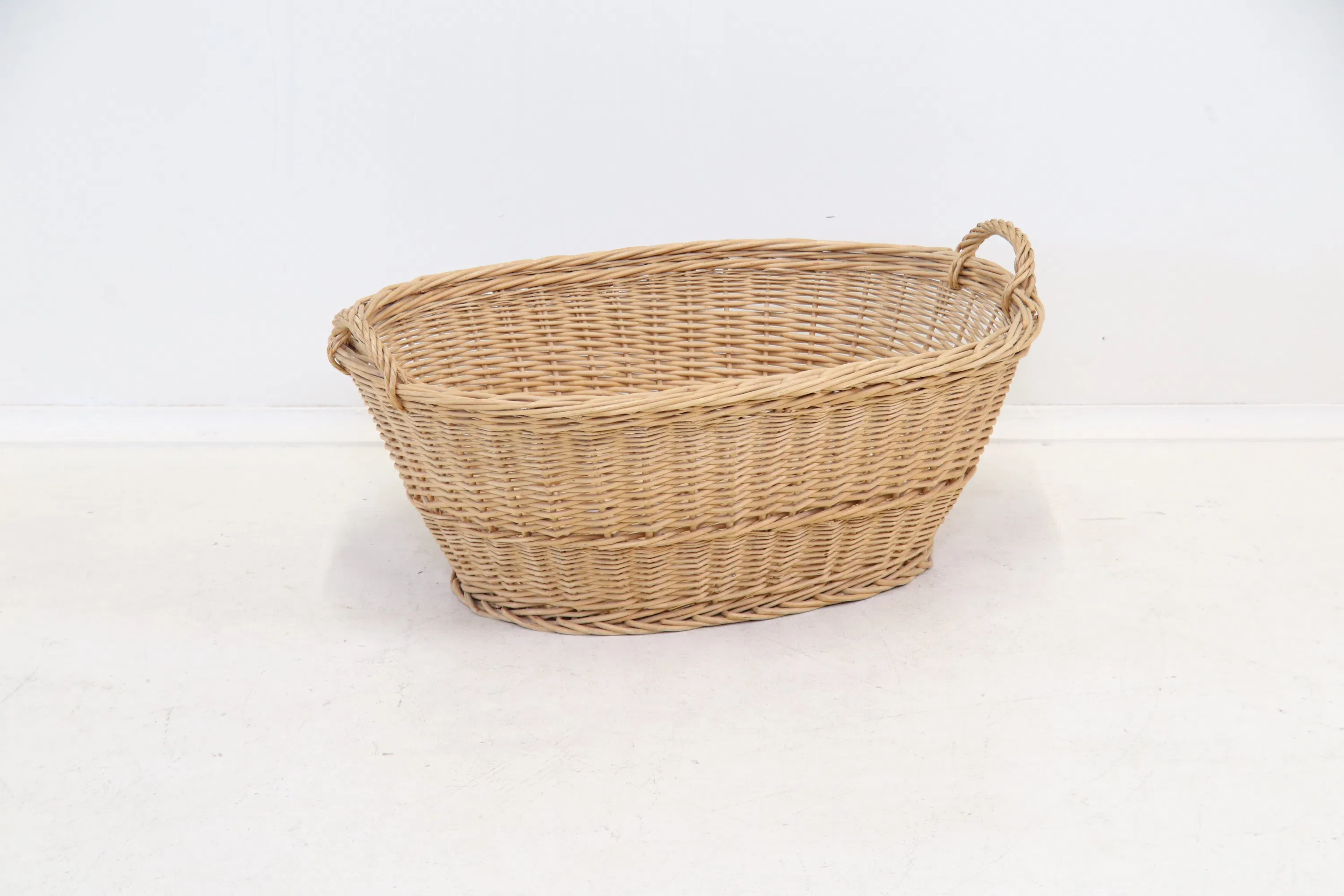 Mangle basket, braided.