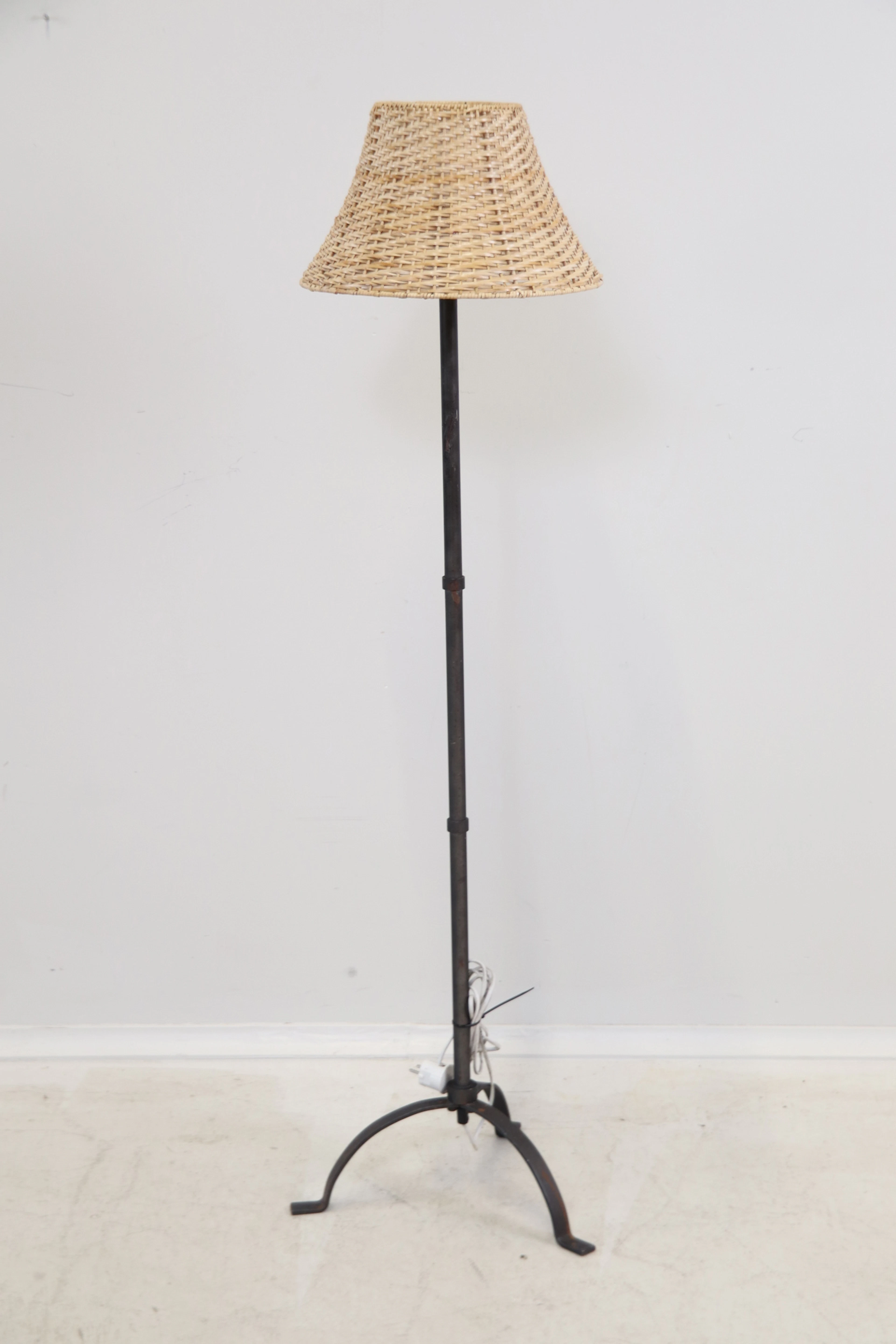 Lampada da terra, metallo, paralume intrecciato.