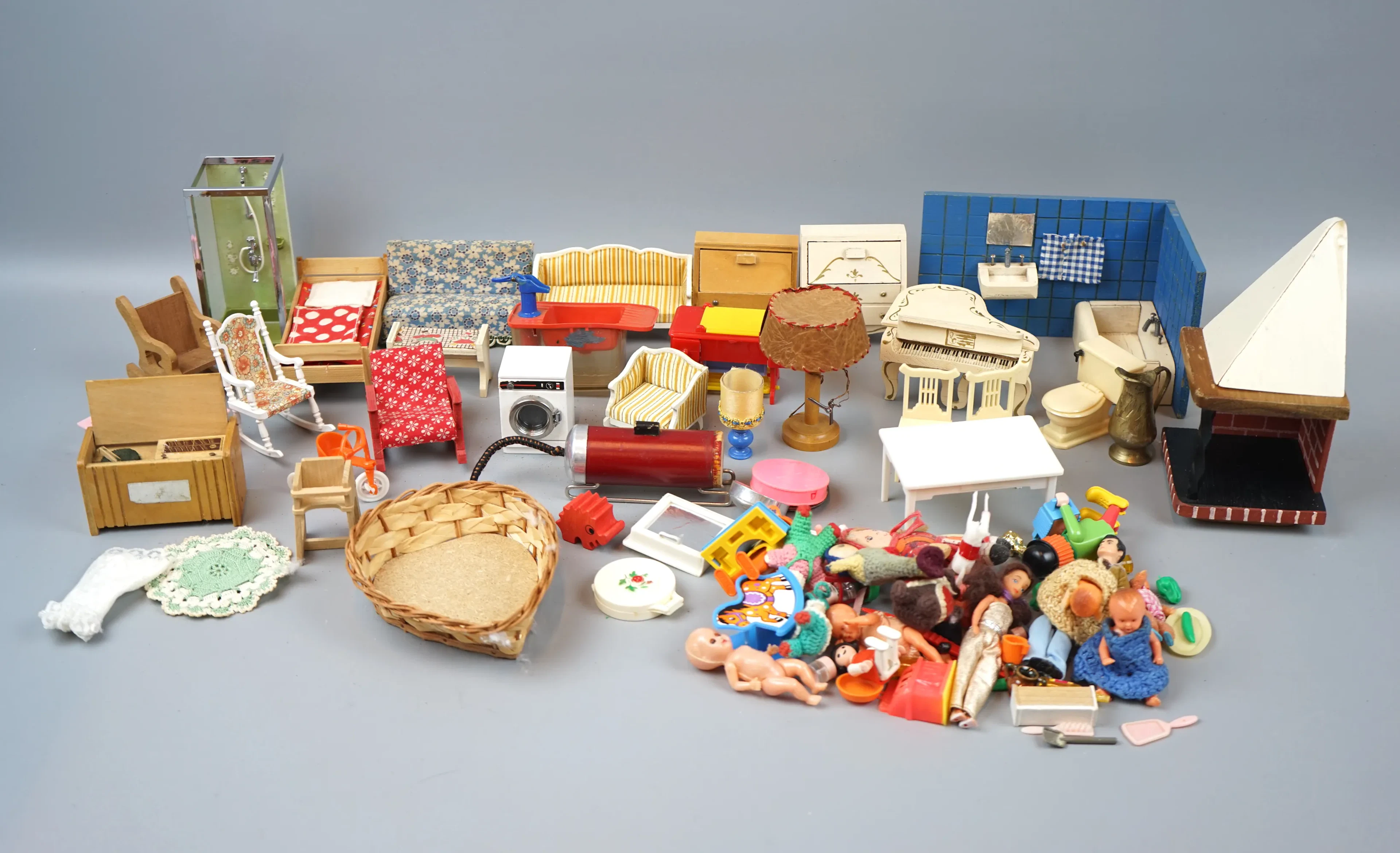 Puppenmöbel und Puppen, eine Charge, Holz/Plastik.
