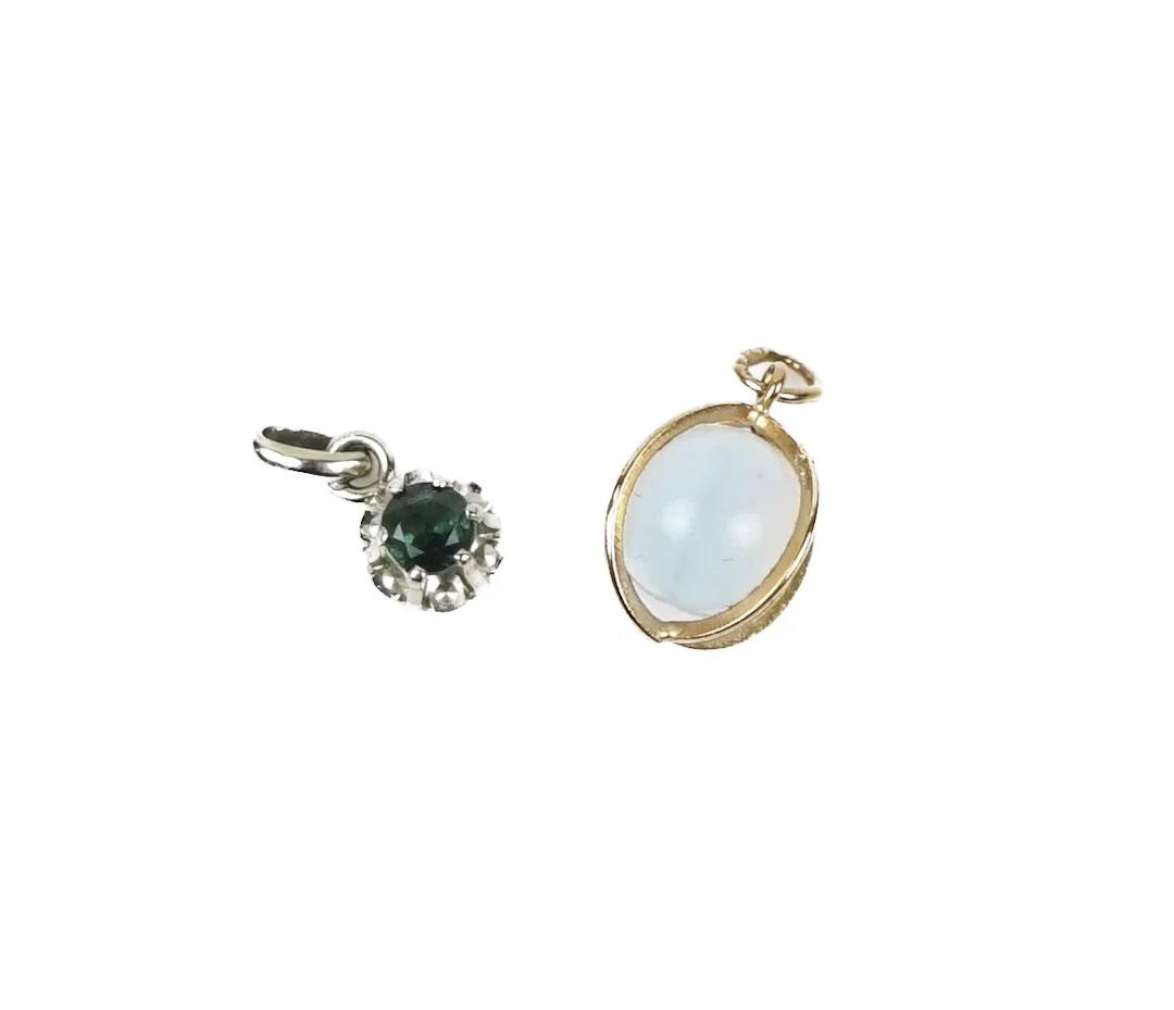 Colgante, 2 piezas con crisopas y ópalo, oro blanco/rojo 18K.