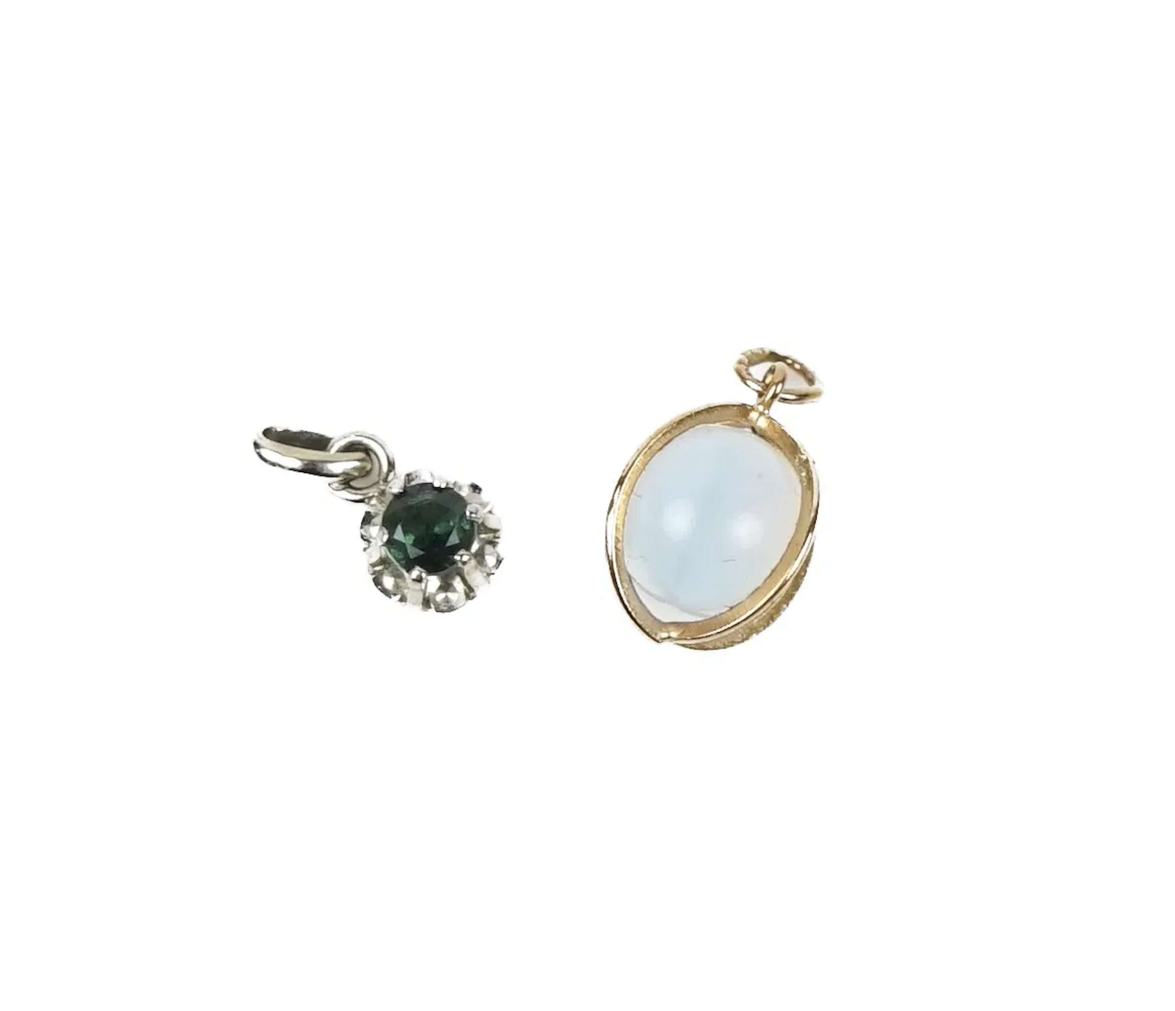 Colgante, 2 piezas con crisopas y ópalo, oro blanco/rojo 18K.