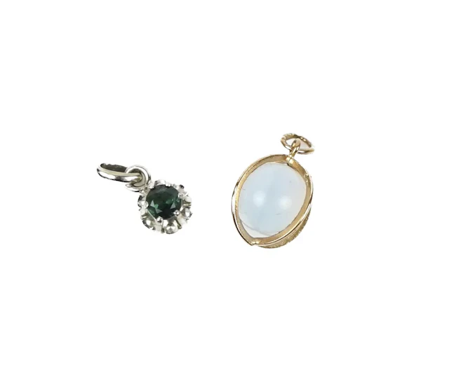 Pendant, 2 pcs with chrysopas and opal, white/red gold 18K.