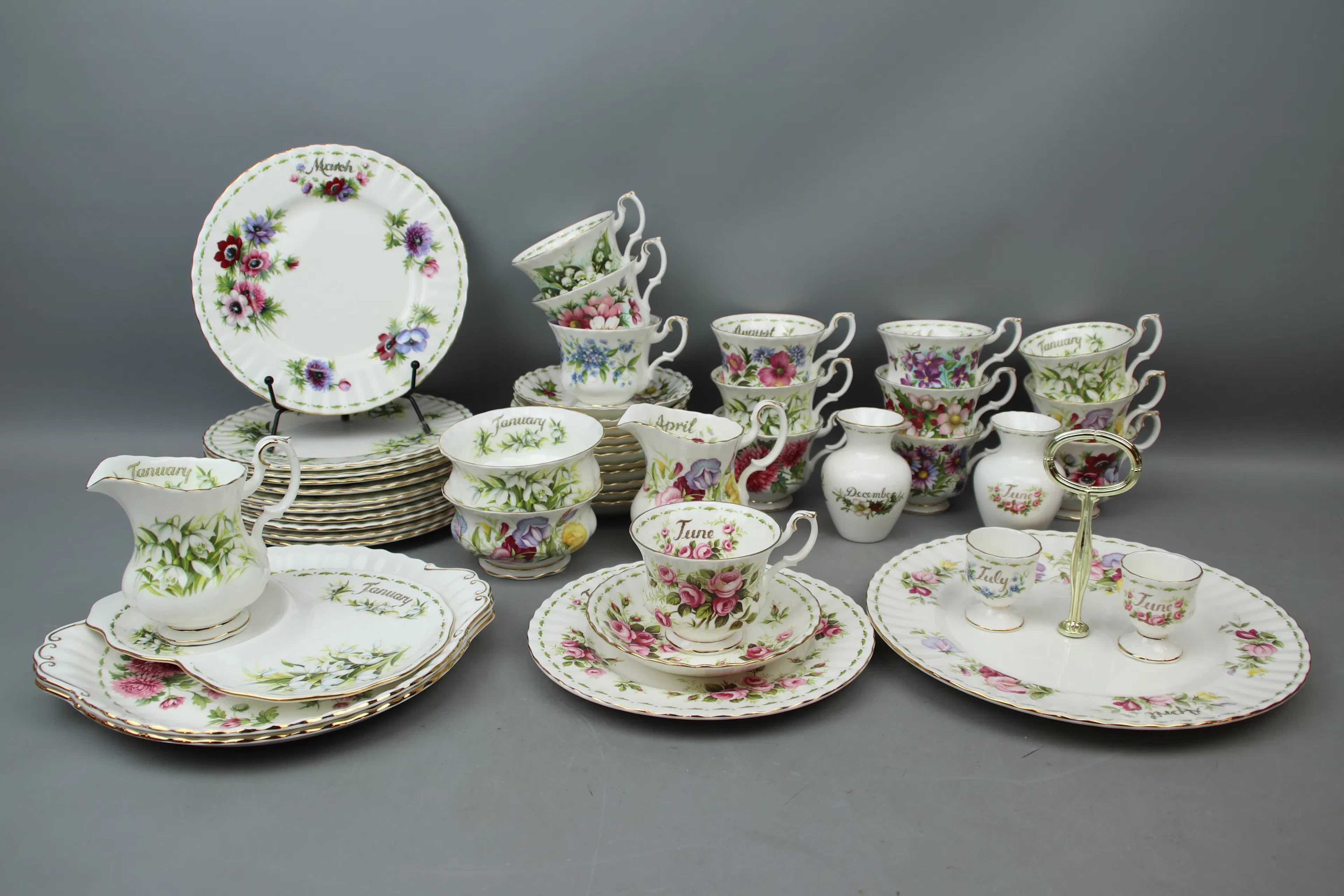 Juego de café, 38 piezas, porcelana ósea, "Flor del mes", Royal Albert