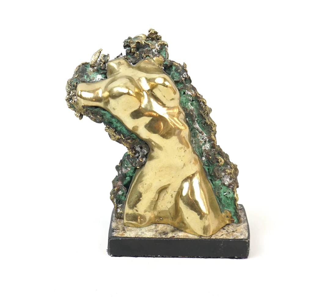 Tonny, una scultura in bronzo su un basamento in pietra, firmata Tonny, anni '70.