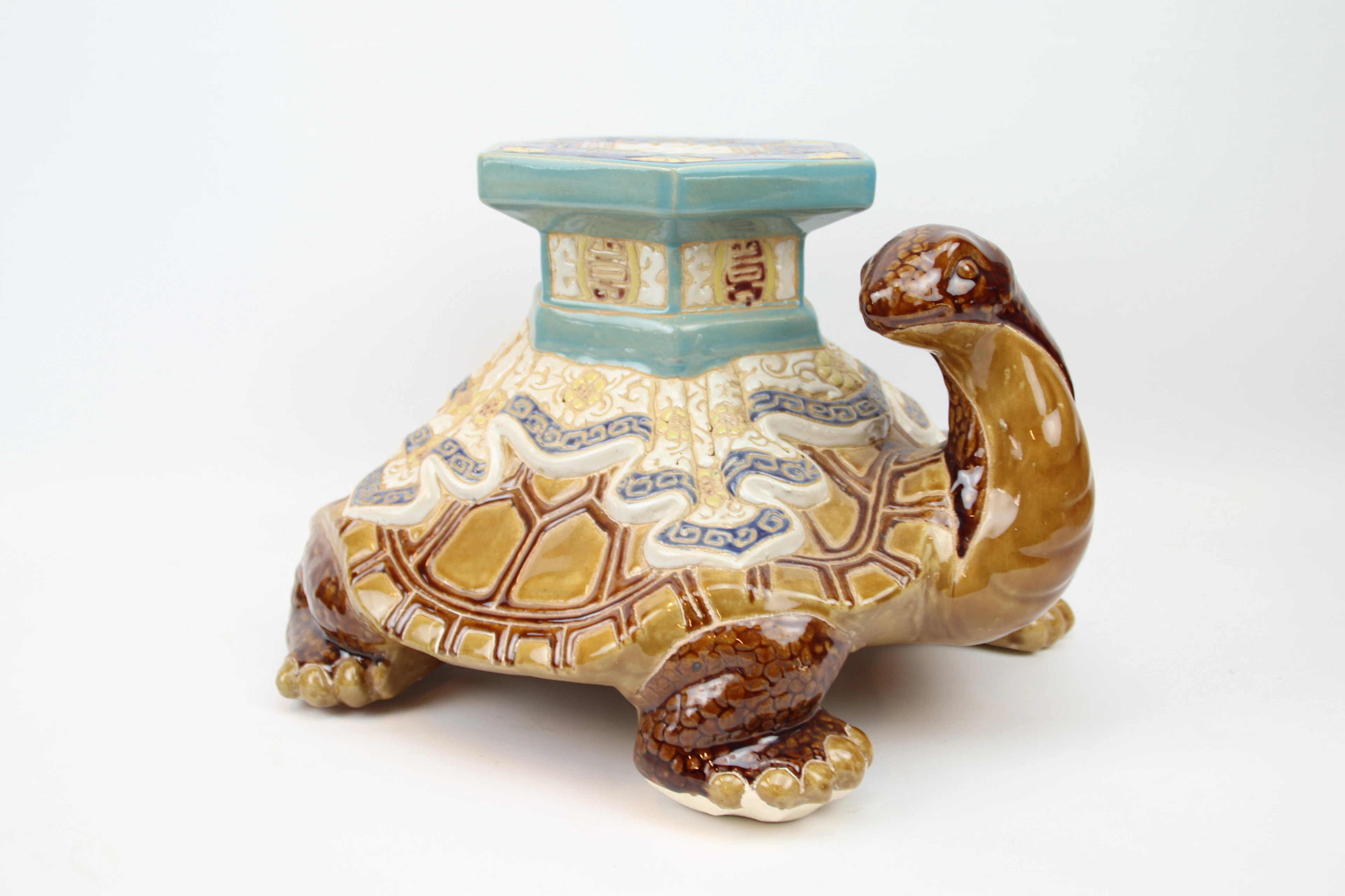 Un piédestal, écaille de tortue, céramique.