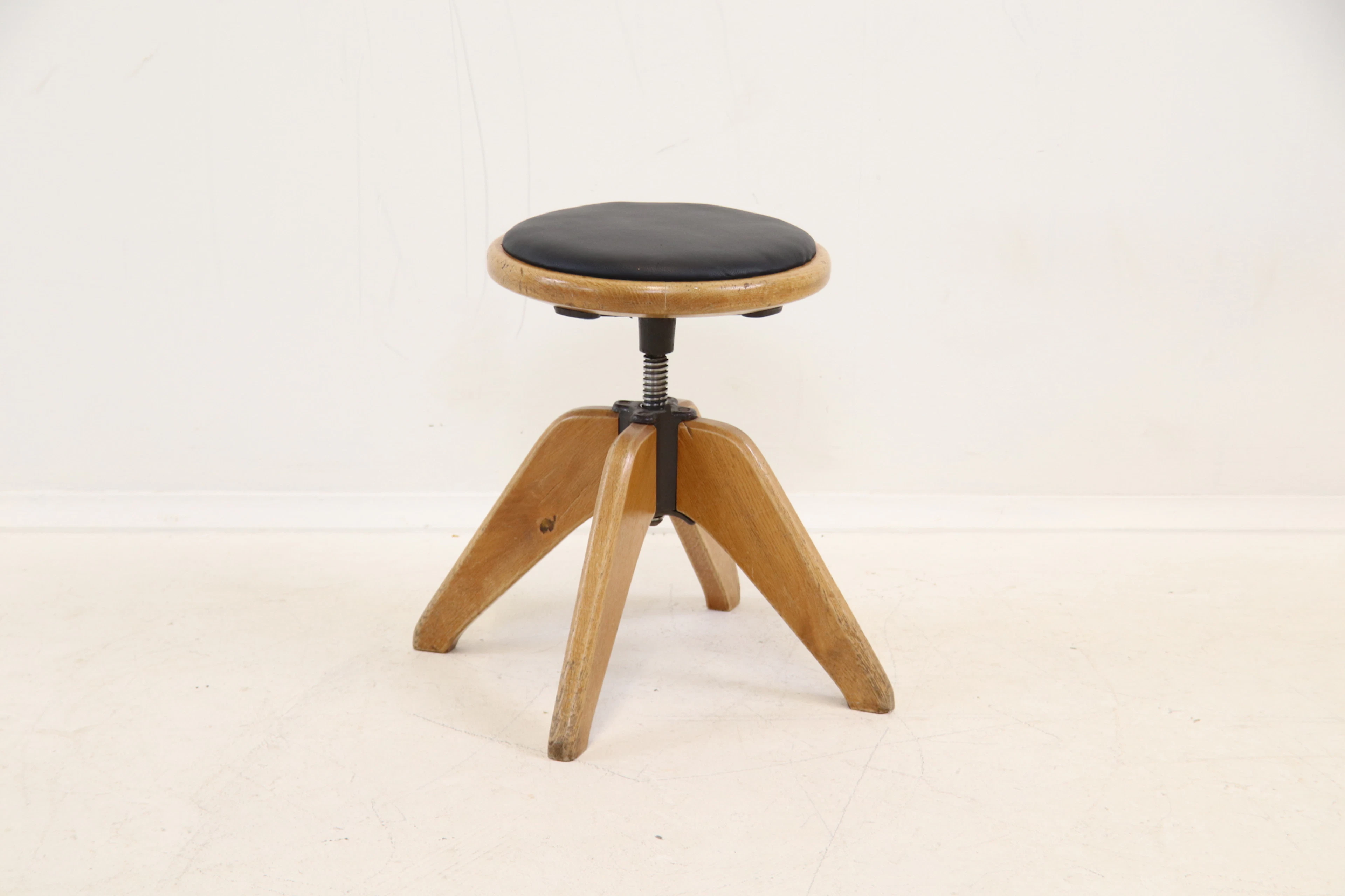 Tabouret pivotant, réglable en hauteur, chêne/cuir artificiel.