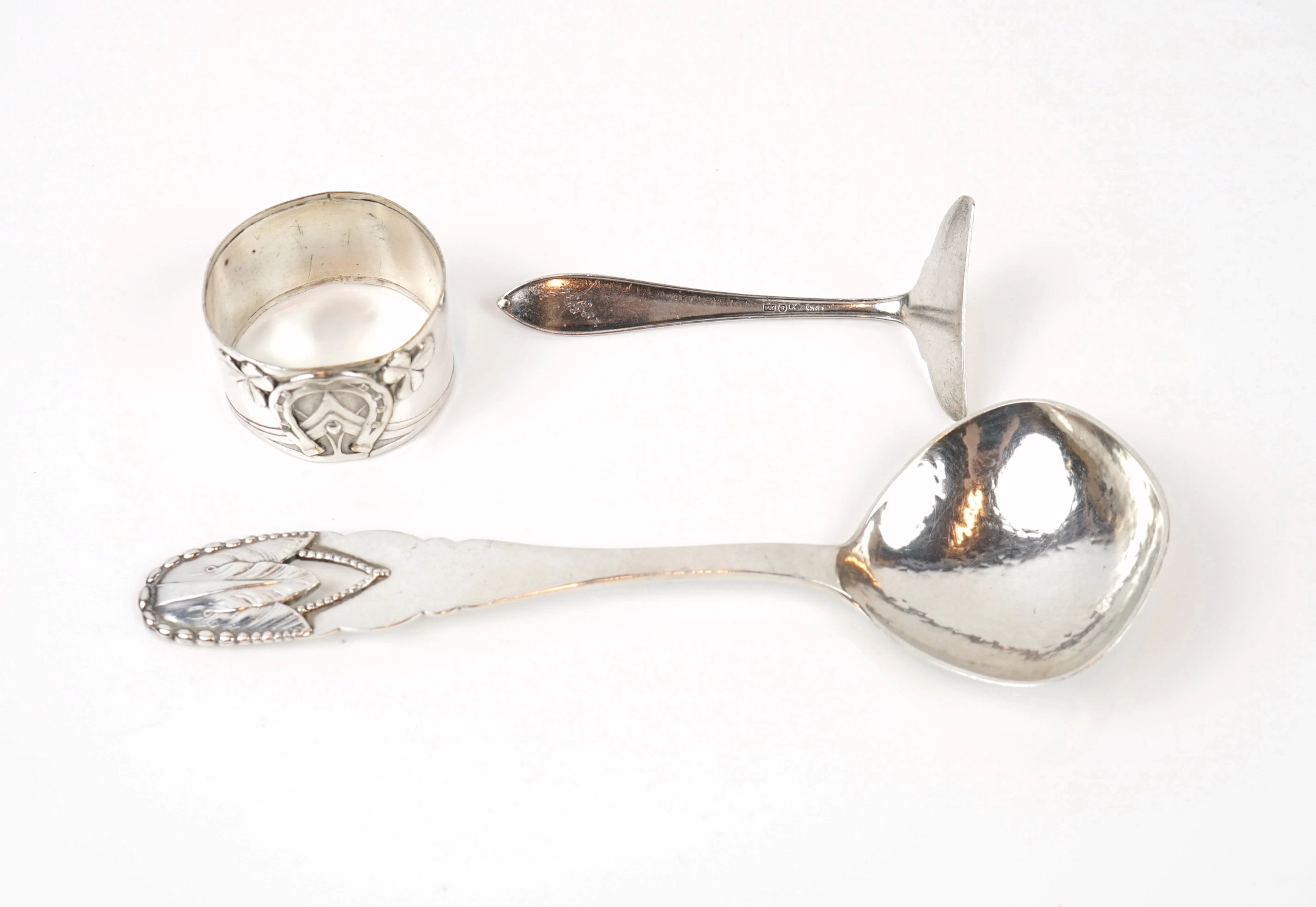 Cucchiaio, anello per tovagliolo, spinta, argento.