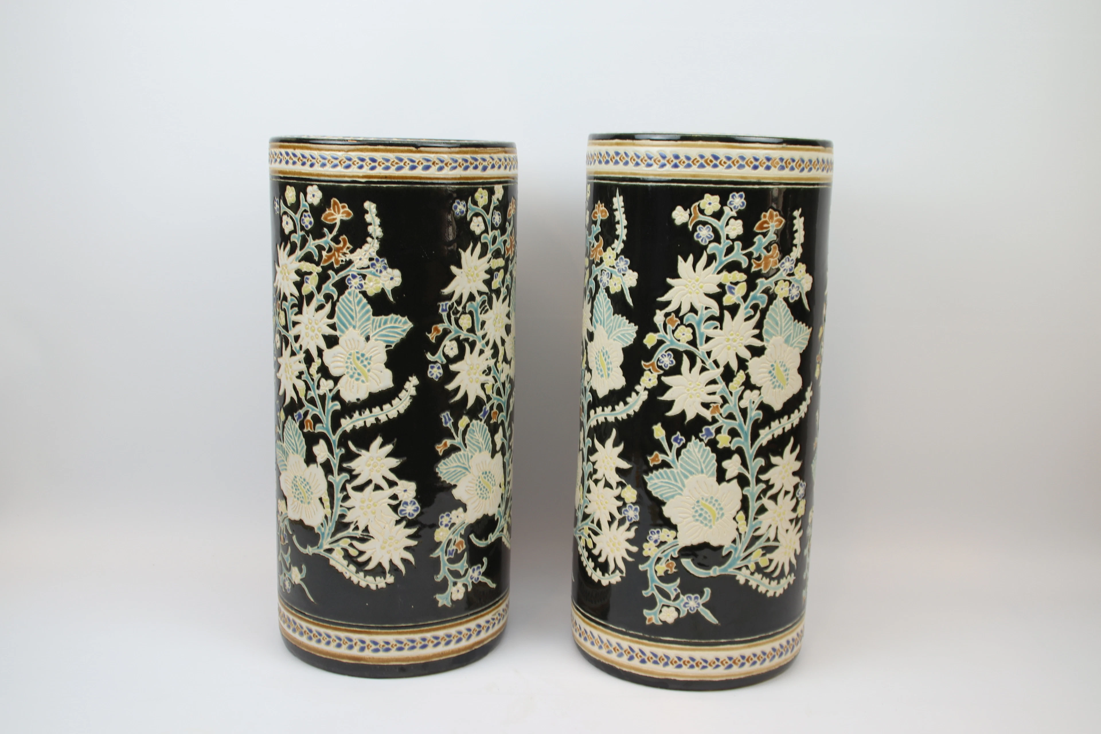 Vasi per pavimento, un paio, ceramiche, Asia.