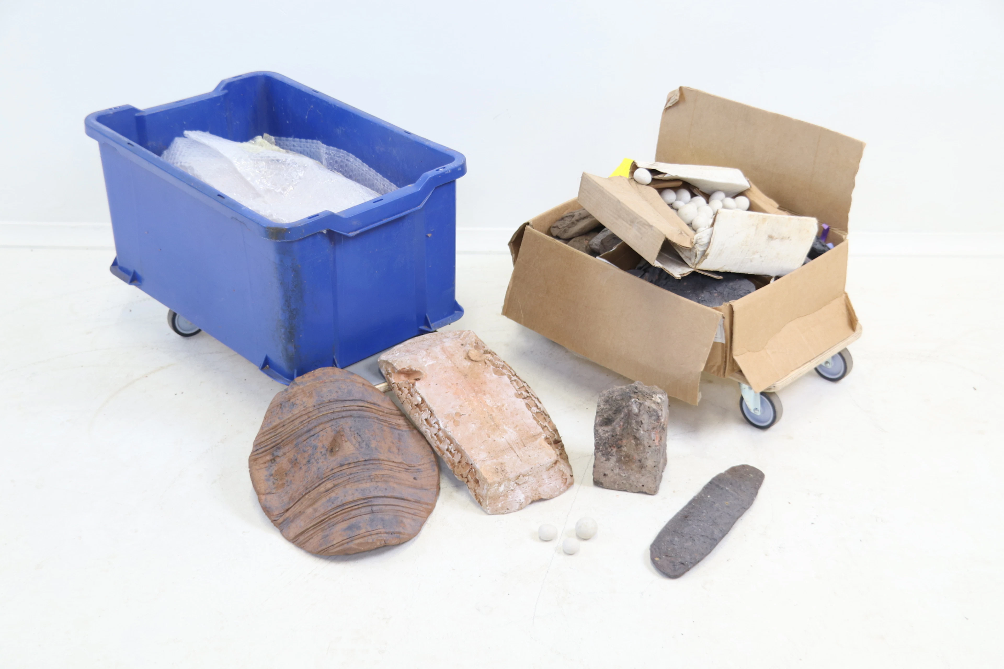 Ulla Viotti, parti per sculture, un lotto, ceramiche, per lo più non firmate.