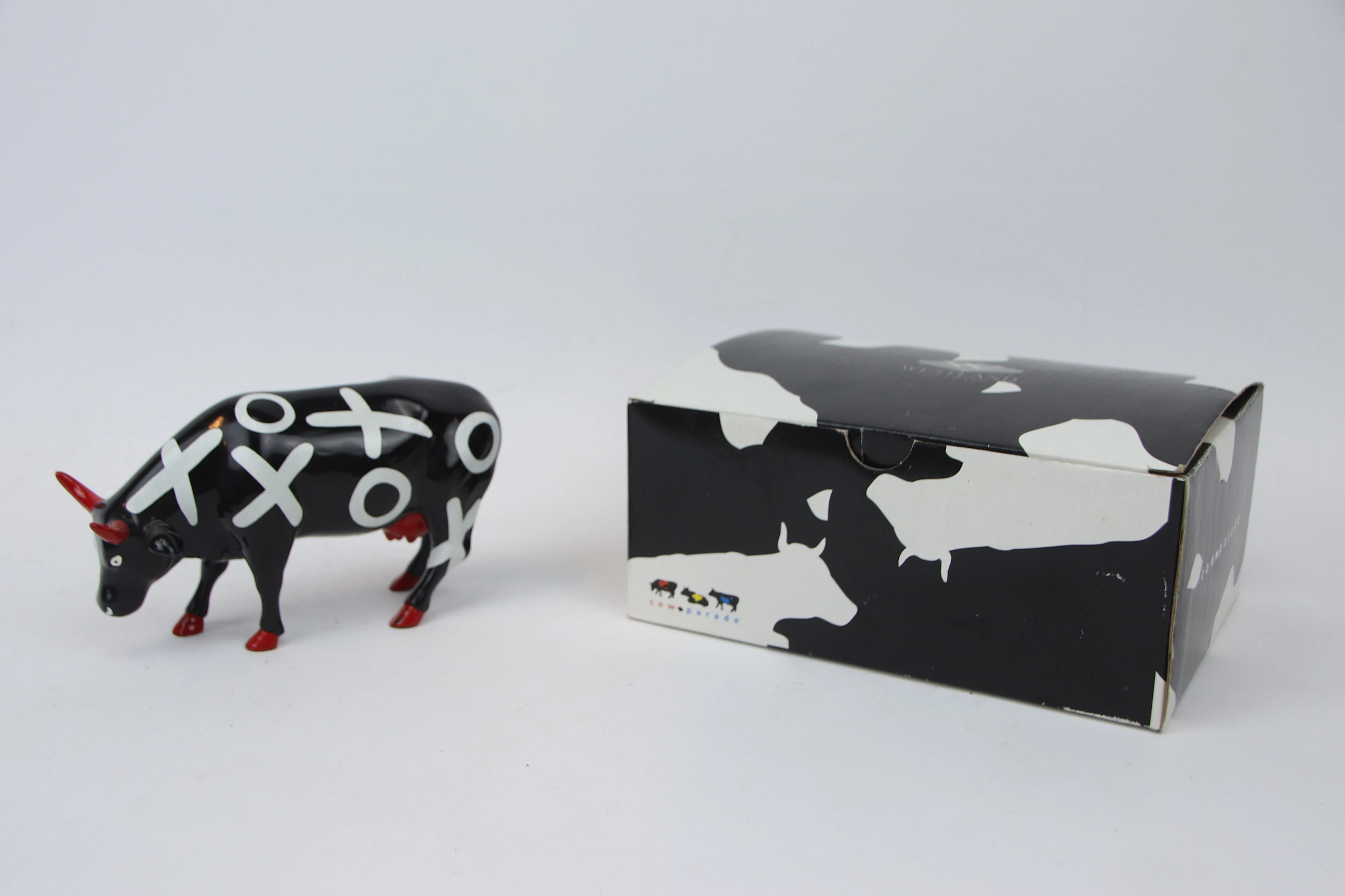 Susan Rooney, "Abrazos y besos", escultura, porcelana, CowParade, 2000s.