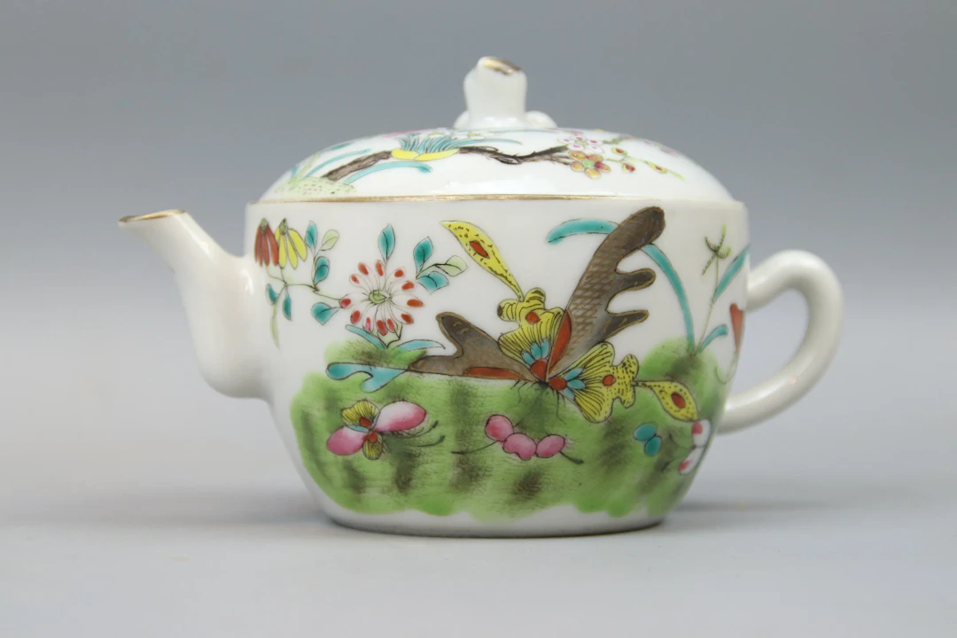 Tetera, porcelana, dinastía Qing, Tongzhi 1862-1874.