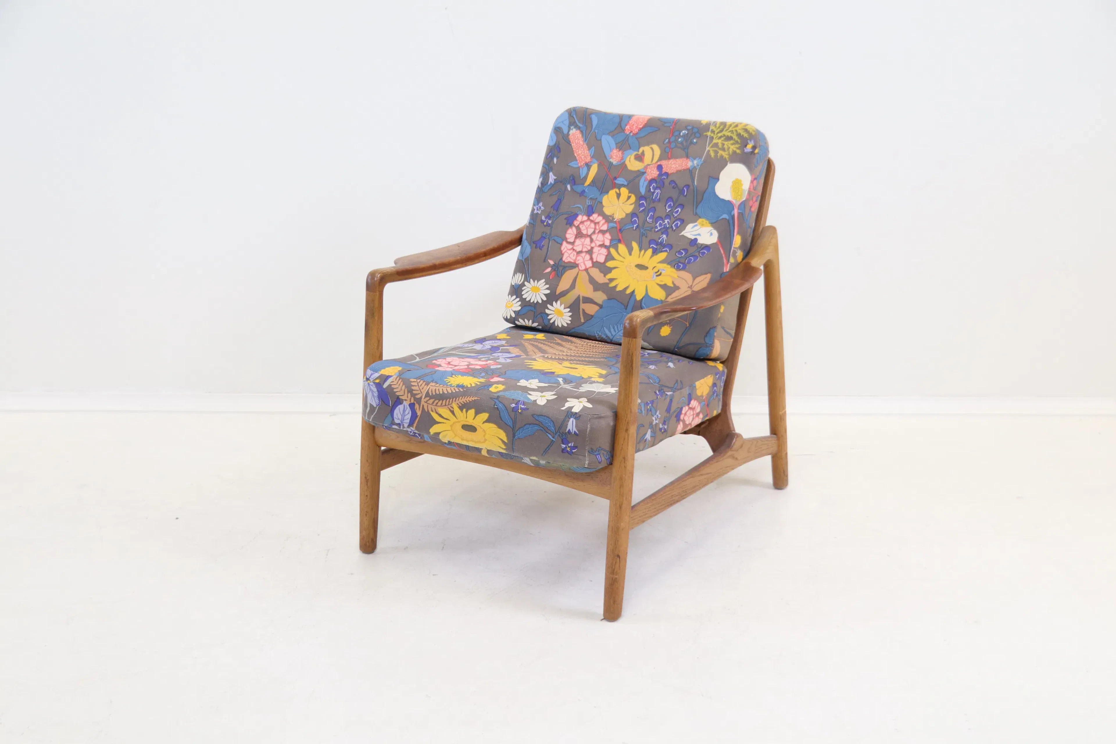 Tove & Edvard Kindt-Larsen, un sillón de roble/textil, modelo 117, Francia