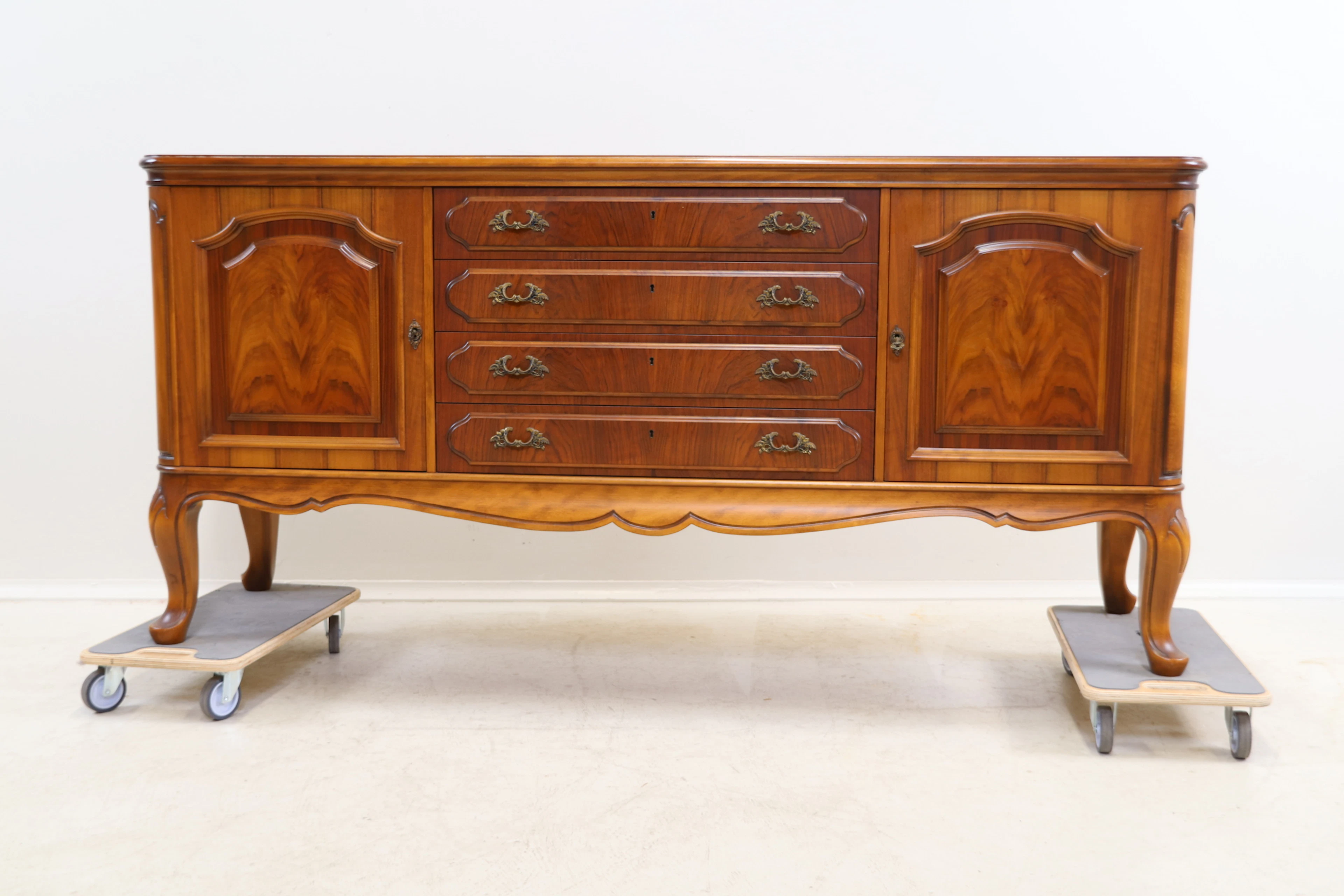 Aparador, 4 cajones, 2 armarios, madera/metal, estilo rococó, fábrica de muebles Blomstermåla.