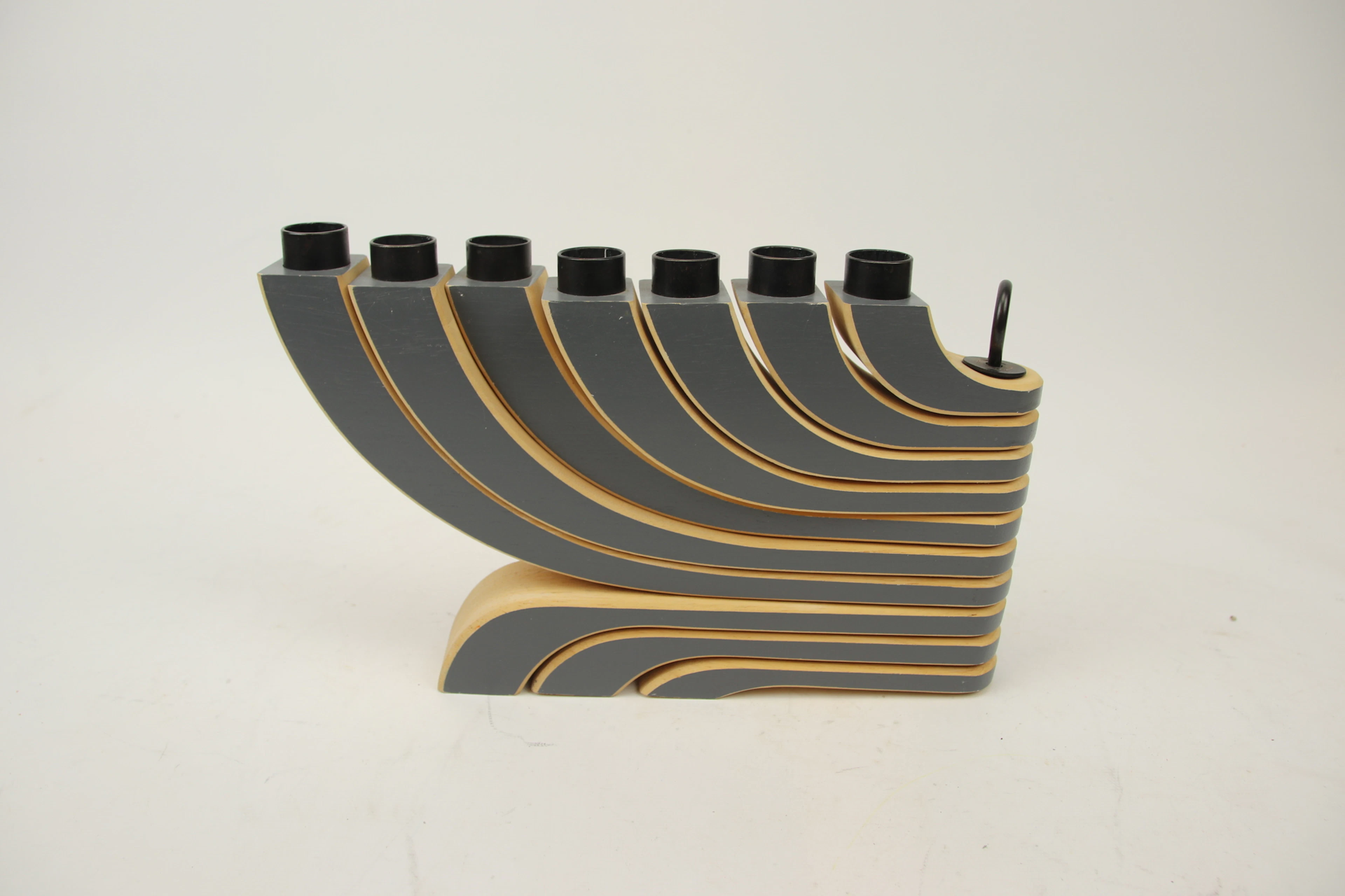 Jonas Grundell, un candelabro, madera/metal, "Luz nórdica", Design House, Estocolmo.