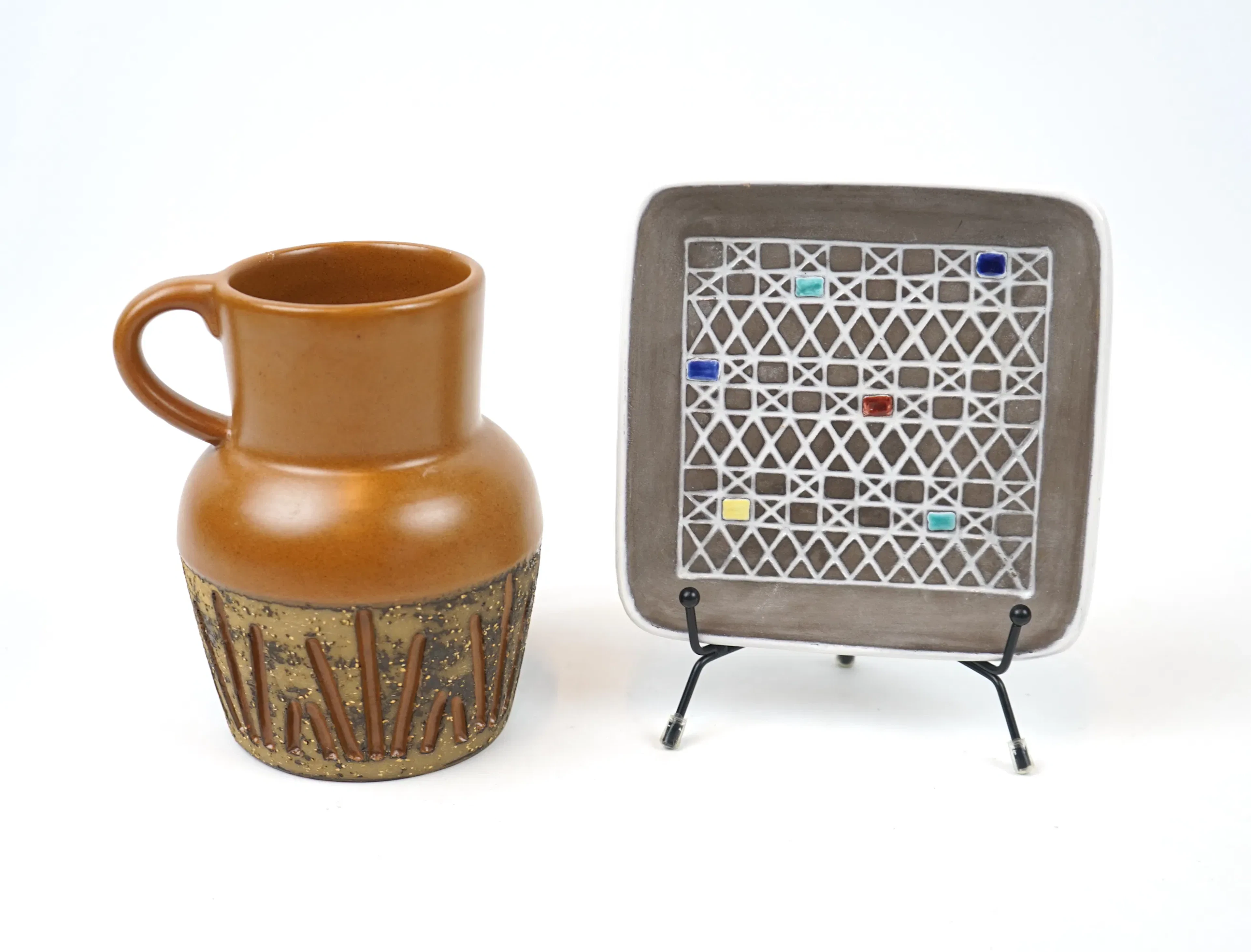Hänkelvas e piatti, ceramica, Mari Simmulson e Ingrid Atterberg, Upsala-Ekeby.