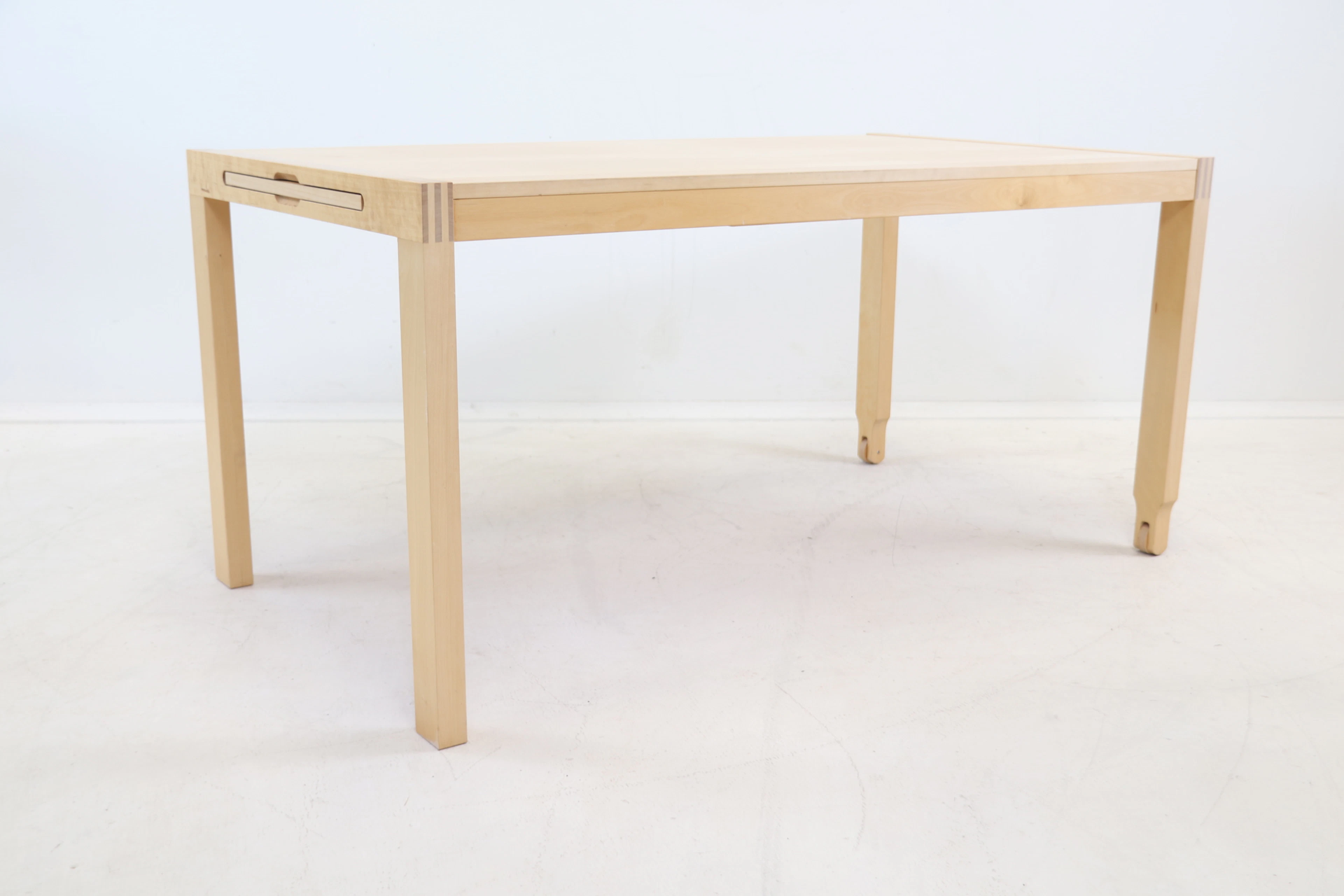 Niels Gammelgaard, une table à manger avec roues, bouleau, « Pelto », Studio de design