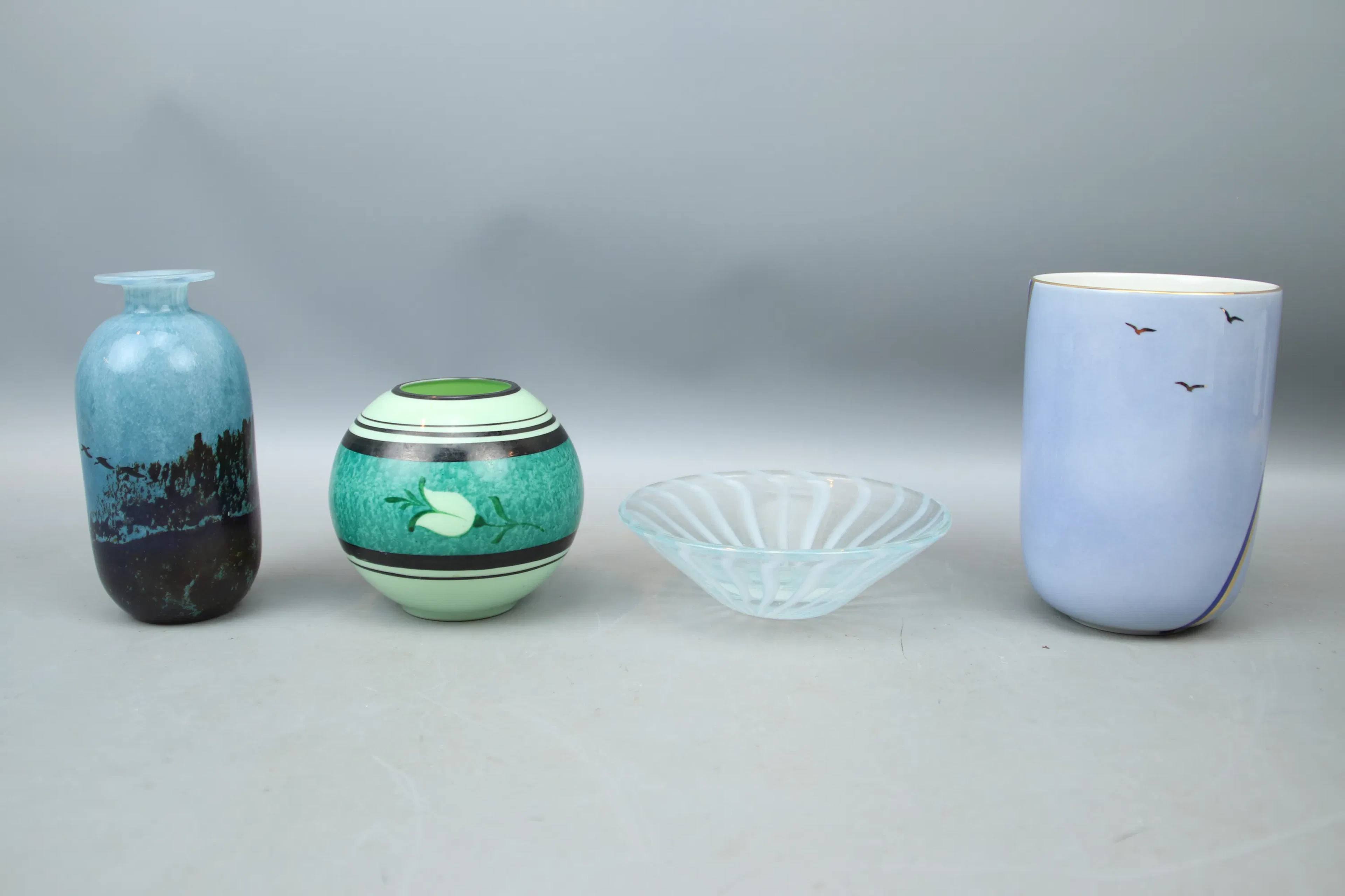 Vasen und Schale. 4 Stücke, Glas/Porzellan, unter anderem. Kjell Engman, Kosta Boda