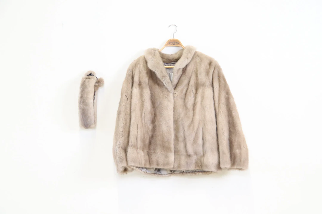Chaqueta de piel, visón Saga y cinta de piel para la cabeza.