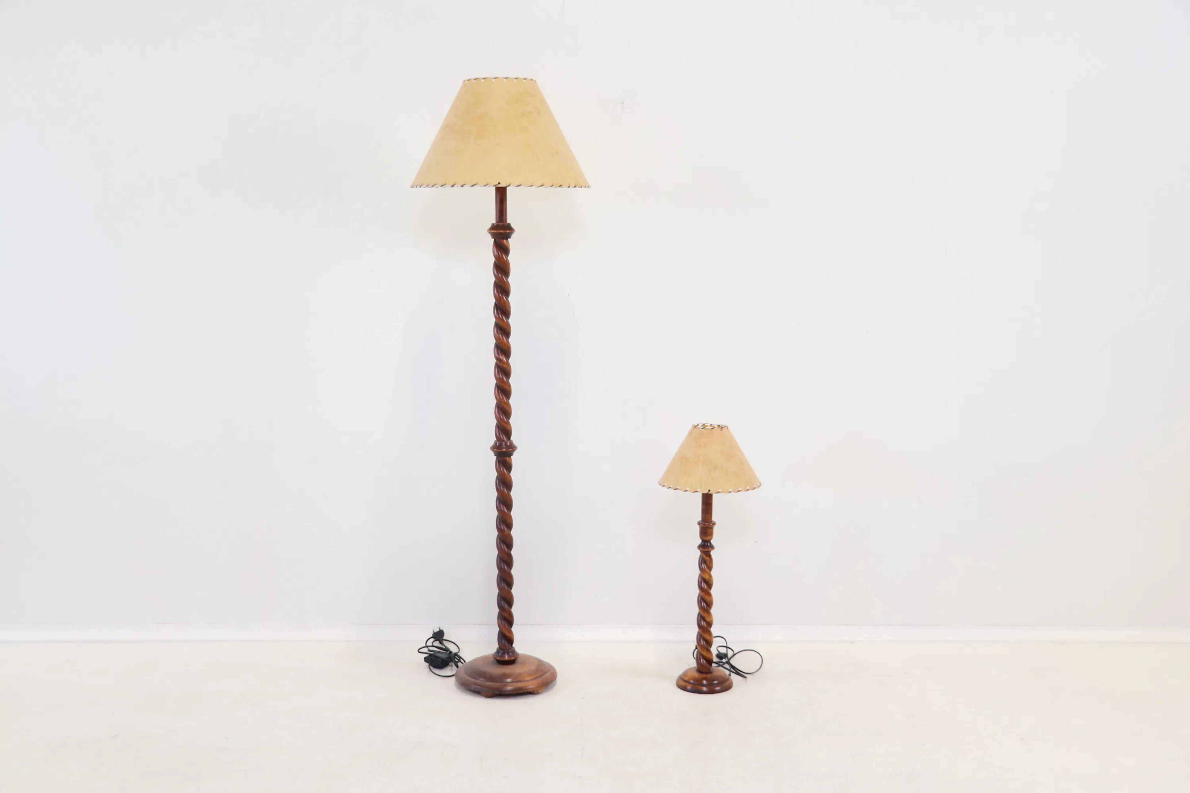 Lámpara de pie y lámpara de mesa, 2 piezas, de madera.