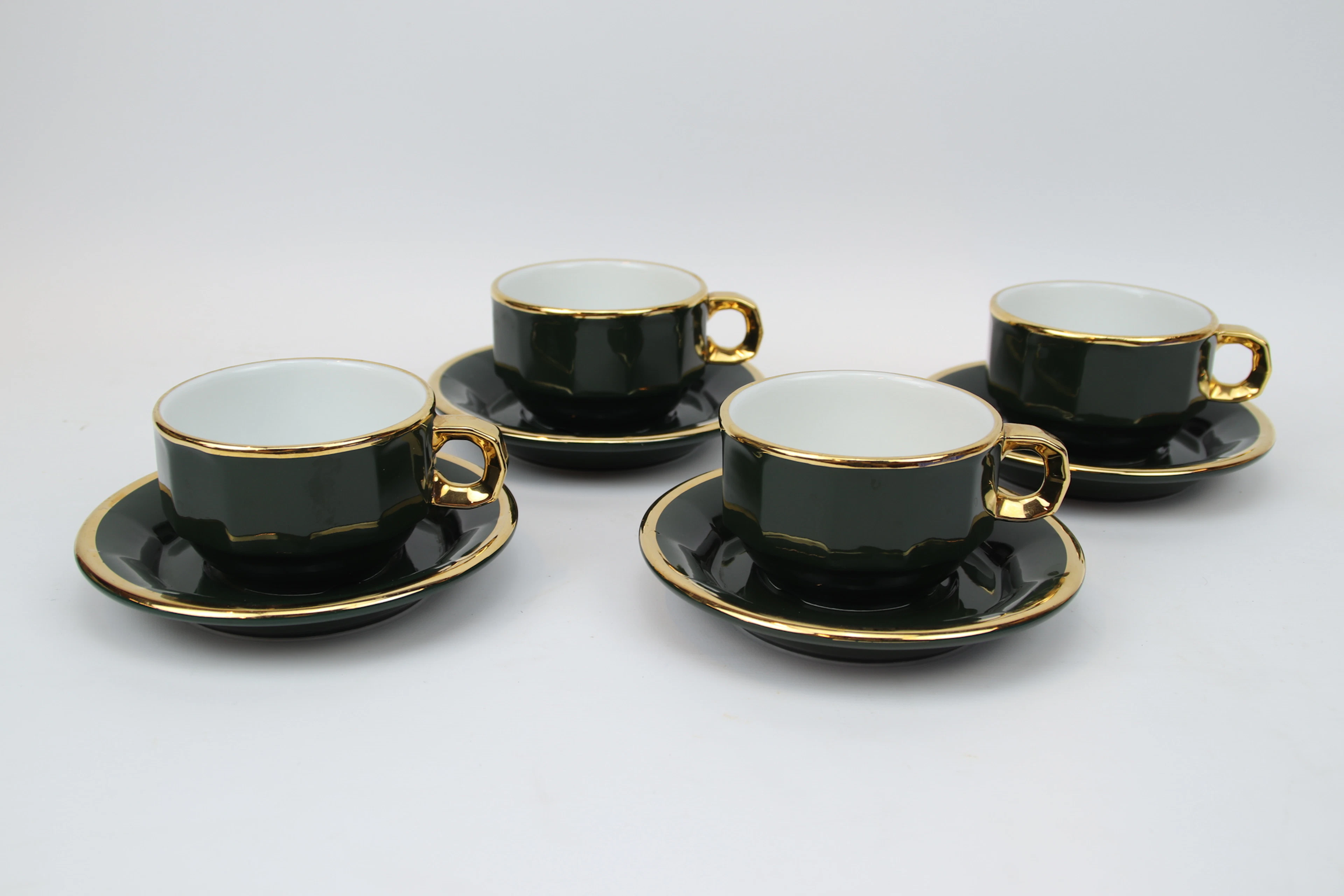 Tazas con platillos, 4 piezas, porcelana, Pillivuyt.