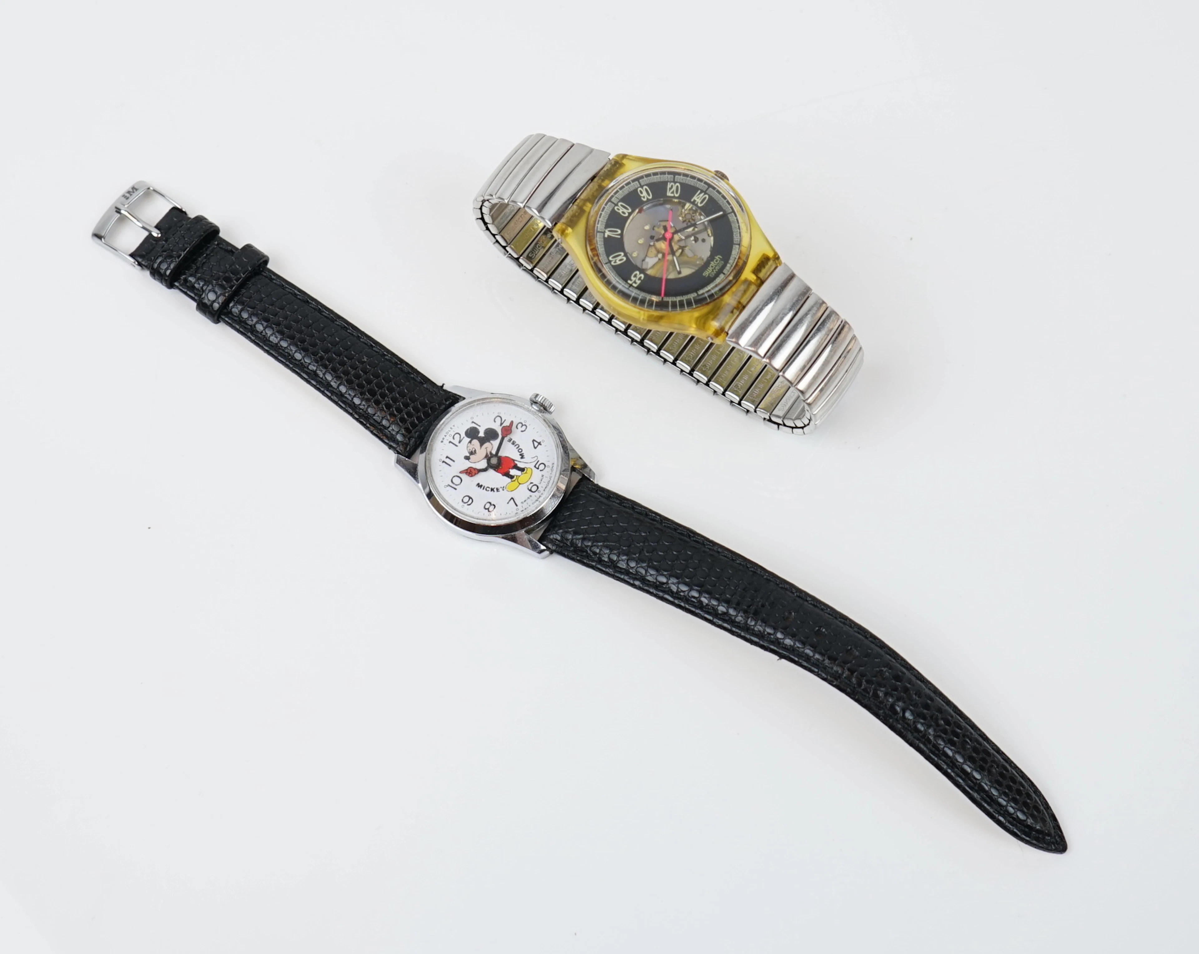 Montre-bracelet, 2 PC, Mickey Mouse, Disney et Swatch Red Line.