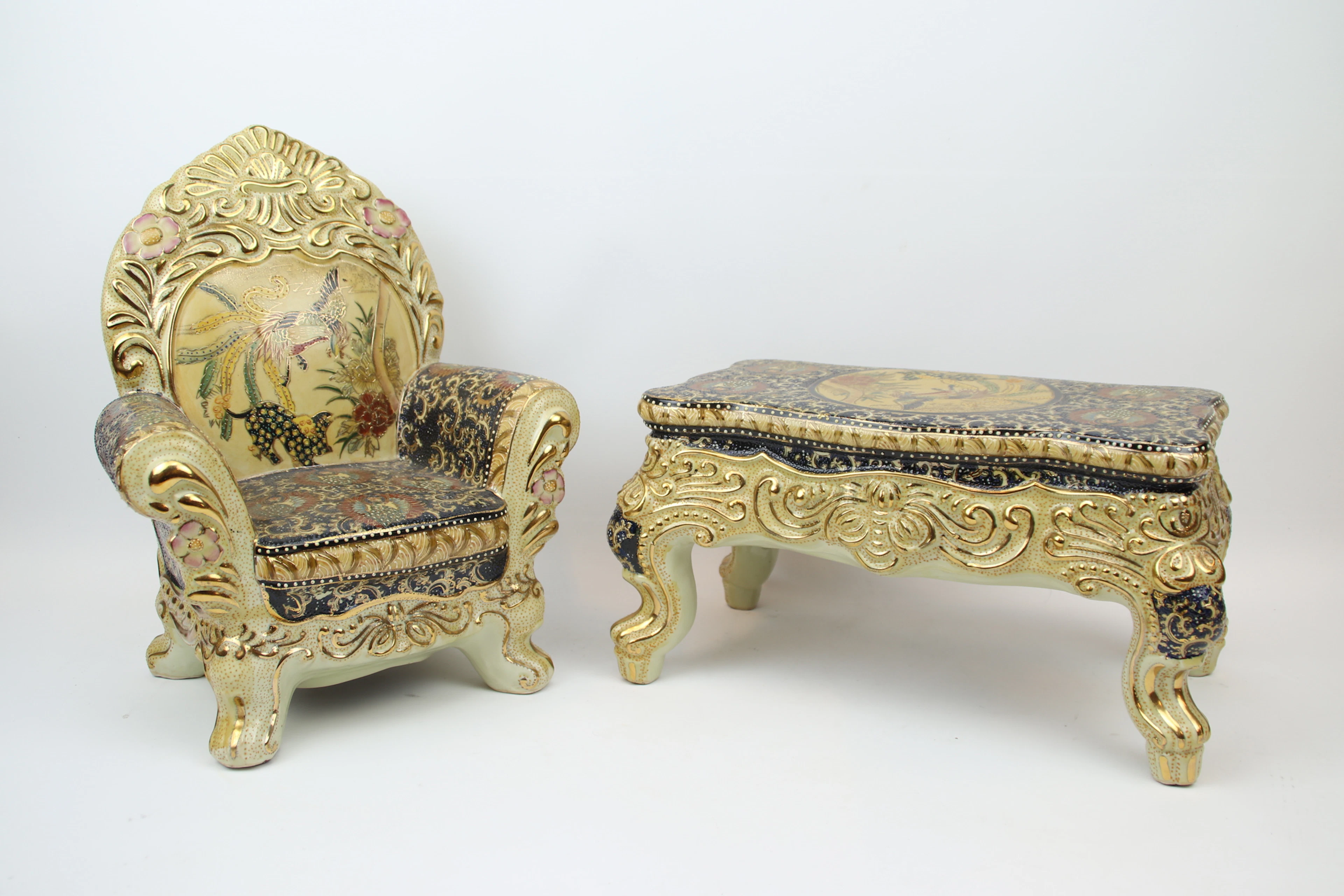 Dekorative Objekte, Sessel und Hocker, Keramik, Asien.