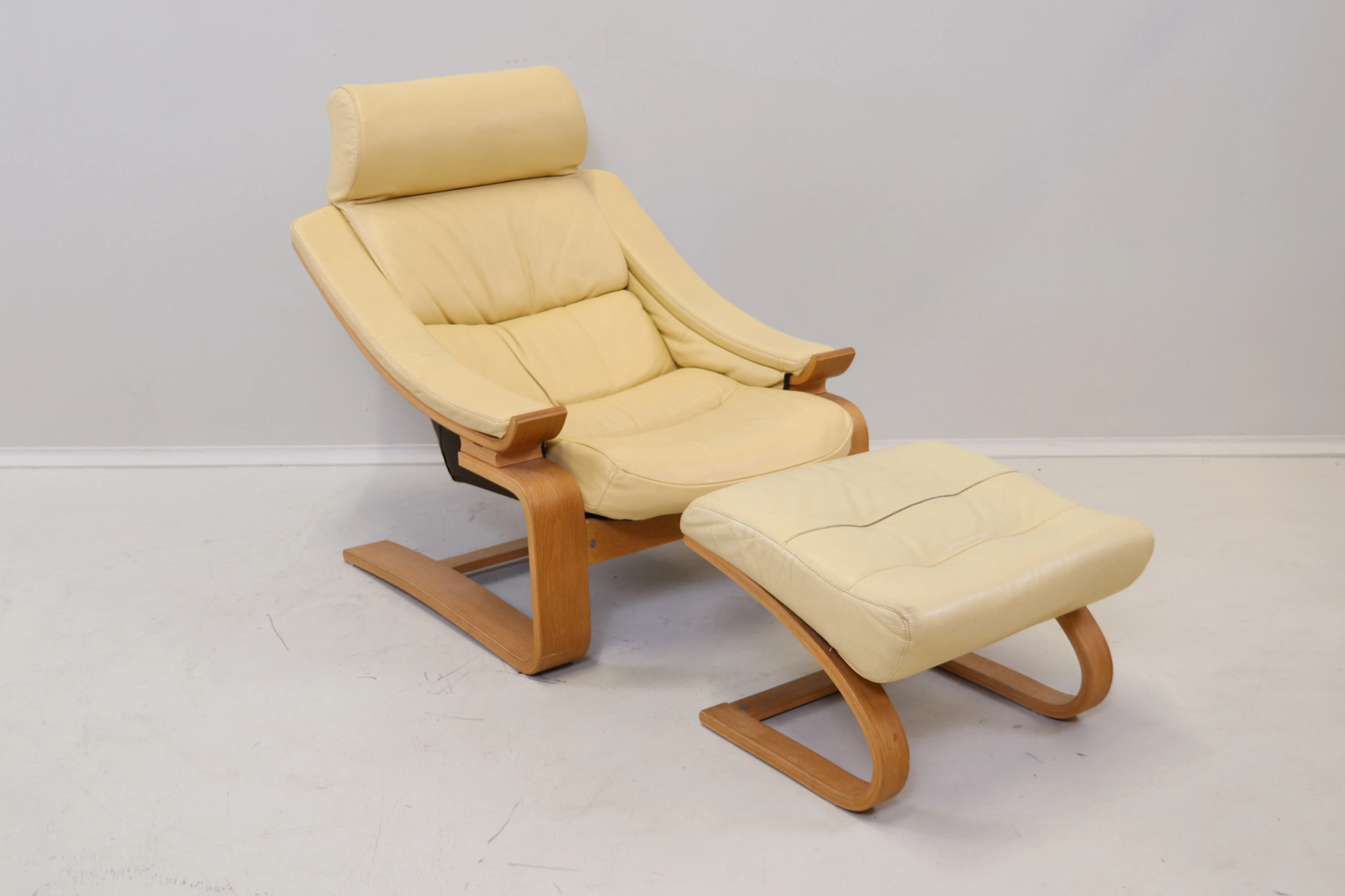 Åke Fribyter, Sessel und Fußschemel, Leder/Holz, "Kroken", Nelo Möbler.