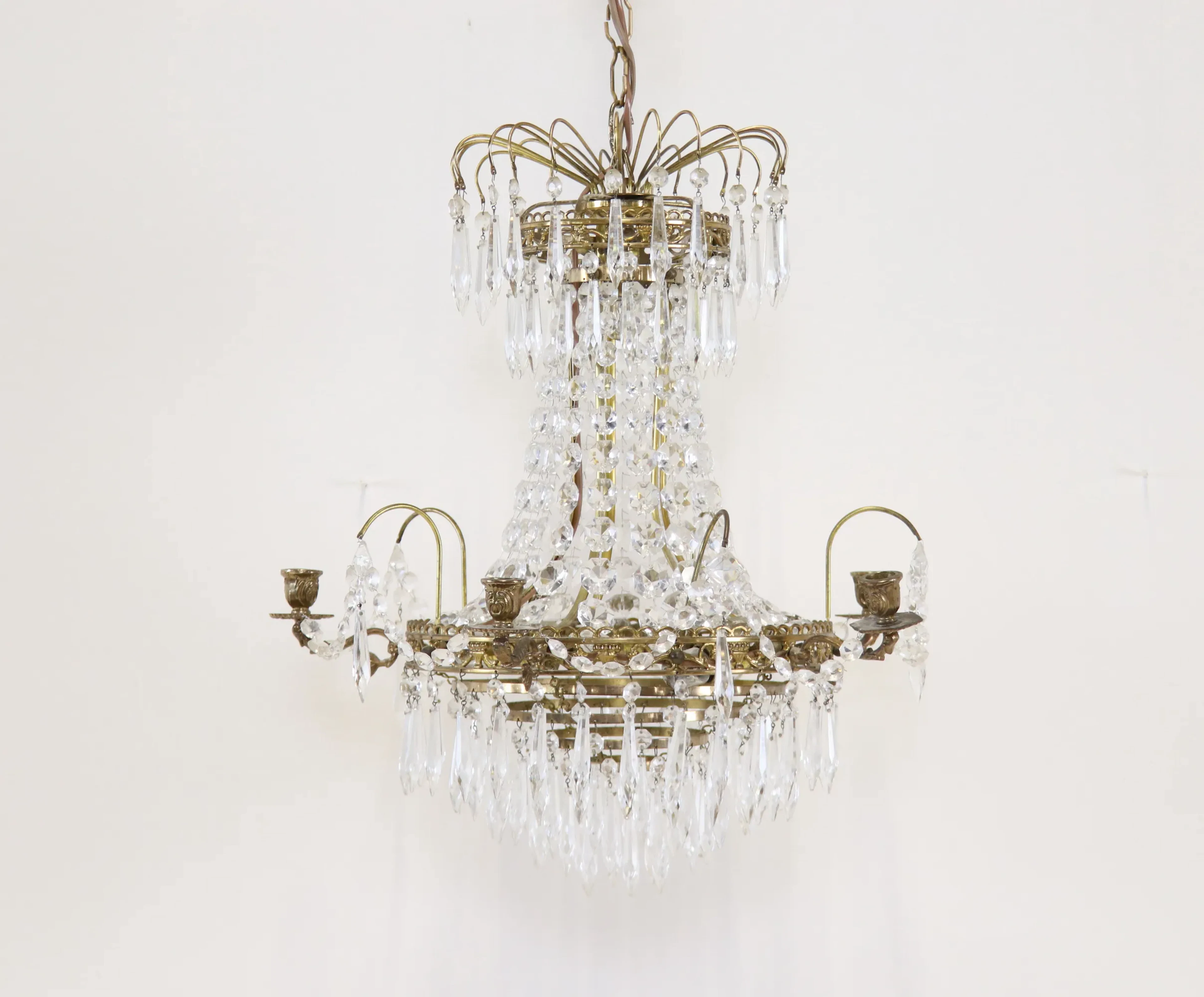 Kronleuchter, 4 Lichtpunkte, für 5 Kerzen, Glas/Metall.